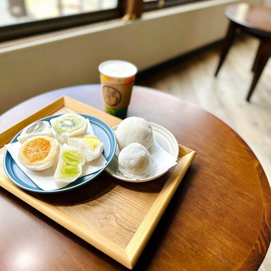 田中千絵さんのインスタグラム写真 - (田中千絵Instagram)「🍃長野県🍃  今年の撮影でも たくさんの素晴らしい出会いがありました。 そして たくさんの素敵な長野を 発見させていただきました！  𓄼小諸市に新しくできた複合施設STARRCE KOMOROさんへ。ワインバー、レストランなどがあって、大自然の中で食を楽しみながらのんびりできる場所です  𓄼敷地内にあるレストランでいただいたランチ。生パスタのモチモチ感と新鮮な野菜サラダが最高でした！  𓄼こちらもSTARRCE KOMOROさんの施設内にあるワインバーで、フランスから来たタマゴ型のワインタンク。コンクリートで出来ているので、ステンレス製のものよりも空気を通しやく、また違った風味のものができるそうです🍷  𓄼アート複合施設MMoPさんにて芸術の秋を楽しむ🍂 @mmop_miyota   𓄼施設内に咲いていたお花をパシャリ  𓄼上で撮ったものがこちら  𓄼こちらの施設内には食材やワインを売っているおしゃれなお店もありした。長野県産のワインはもちろん、世界からたくさんの銘柄のワインが揃っていました  𓄼Cocoradeさんの牛乳パン🍞最高に美味しかったです！こんな大草原の中でいただく牛乳パンはなおさら!!!  𓄼上山田温泉温泉街にある昭和風情濃厚な射的屋さん。お母さんと一緒に  𓄼長野駅前にあるN vintage coffeeさんで、地元名物のフルーツ大福をいただきました。本当に美味しかったです！@n_vintage_coffee   今年も最高の長野ロケでした！ 今回の旅で出会ったすべての方と景色に 心から感謝です。  また遊びに戻って来ます( ´▽` )ﾉ . Beautiful and attractive Nagano Prefecture.  Hope to come back soon…✨ . 今年的外景 也認識了好多很棒很可愛的長野縣當地人 也發現長野縣更多不同魅力的地方！  𓄼這裡是小諸市新建造的綜合設施STARRCE KOMORO，裡面還有Wine吧、西餐廳等，可以在大自然的環境裡面享用美食又可以放鬆心情的地方  𓄼在設施內的餐廳吃的午餐。生義大利麵很Q的口感和用新鮮的青菜做的沙拉都非常好吃！  𓄼這裡是在STARRCE KOMORO裡面的Wine吧，參觀了從法國進口的雞蛋型葡萄酒桶。這個桶子用水泥做，所以跟一般防鏽材質做的比較起來通風較好而葡萄酒的味道也會有不同的變化🍷  𓄼在藝術綜合設施MMoP享受秋季藝術的氛圍🍂 @mmop_miyota   𓄼在設施內看到的漂亮花朵，拍一下  𓄼我拍的照片  𓄼這裡的設施內還有賣食材和葡萄酒的很fashion超市。當然有賣長野縣生產的葡萄酒，還有從世界各地來的葡萄酒都有賣  𓄼這是一家麵包店Cocorade的明星麵包叫牛乳麵包🍞真的是超級美味！尤其在這樣大草原裡享用的牛乳麵包更是好吃的!!!  𓄼上山田溫泉溫泉街上的昭和風格非常濃郁的射的店。和老闆娘一起合照  𓄼長野車站附近的咖啡廳N vintage coffee吃的當地名產·水果大福。非常非常非常好吃！ @n_vintage_coffee   今年的長野外景也非常開心！ 也非常感謝這一趟的長野之旅中所認識的人們和風景。  長野縣，我會再回來喔( ´▽` )ﾉ . . . #台湾 #台灣 #taiwan  #日本漫遊趣信濃鐵道之旅 #民視電視台11月18日播出 #長野県  #旅ラン #用跑步旅行 #runningtrip  #台北と東京の生活 #中国語」10月8日 11時09分 - chietanaka817