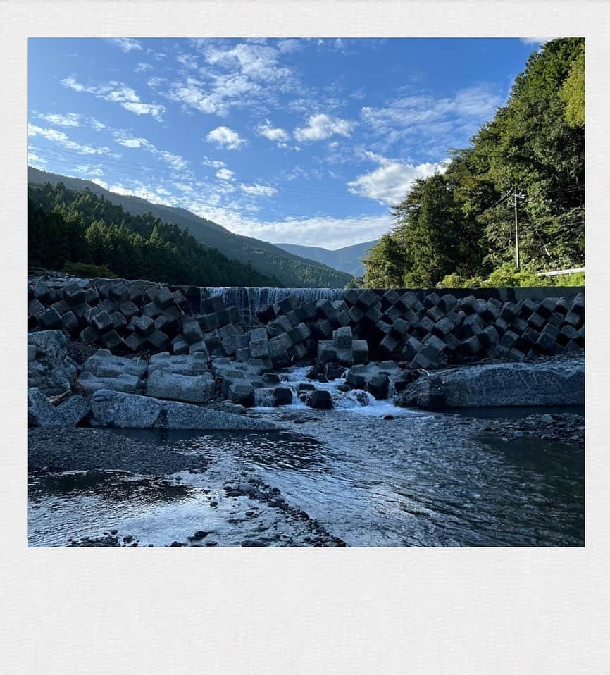 かせきさいだぁのインスタグラム：「昨日は川根に着いてすぐ釣りへ❤️数年前の台風で壊れてテトラポッドで応急処置してるこの堰堤は、祖父が指揮して完成させたそう🙏写真だと小さく見えるけど、テトラポッドのサイズから考えるとけっこう巨大！」