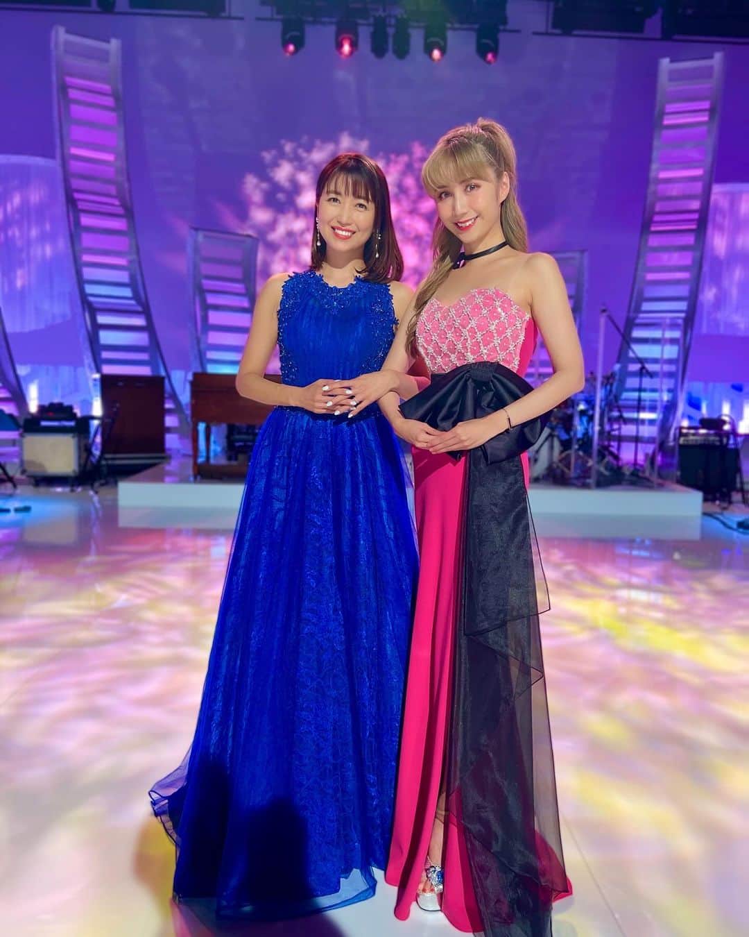 サラ・オレインのインスタグラム：「🩵🩷 Bday gals It’s reassuring to have a true friend in the same industry @seikoniizuma born on the same day!  Also, I have pretty much no reception on the ship so sorry I can’t post much till tomorrow!  船の上で電波がほぼないので、今日投稿ほとんど出来そうにないです🙏せめて聖子との写真がアップできてますように！！同じ天秤座で同じ日に誕生🐣  #新妻聖子 さん #SeikoNiizuma #libra #october babies」