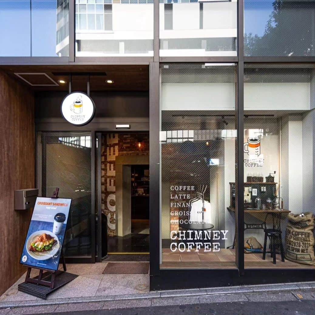 西野亮廣さんのインスタグラム写真 - (西野亮廣Instagram)「渋谷のど真ん中で『CHIMNEY COFFEE(@chimney_coffee )』というコーヒー屋さんを2店舗経営しています。  贔屓目抜きで、僕がこれまで飲んできたコーヒーの中でブッチギリで一番美味しいコーヒーを提供しているコーヒー屋さんです。 #ここのカフェオレベースを毎日飲んでいます #オーツミルクで割ると激ウマです  そんなコーヒー屋さんがアルバイトを募集しているそう。 海外のお客様も多いので、カタコトでもいいから英語が喋れるといいのかも。  興味がある方は一度お店を覗きに来てください。 カフェオレがマジで旨いです。  #chimneytown  #chimneycoffee   【勤務地】 ・Chimney Coffee 渋谷本店 東京都渋谷区桜丘町25-18 NT渋谷ビル1F  ・Chimney Coffee BTBホテル店 東京都渋谷区円山町1-17 渋谷BTBホテル1階  【給与】 時給1,150円 ※能力や業務内容により変動することがあります  【勤務体系・諸条件】 シフト制：7:30〜23:00  ・週2以上、1日4時間以上勤務可能な方歓迎 ・土日祝勤務可能な方歓迎 ・制服貸与 ・交通費支給（規定あり）  【応募資格】  ・コーヒーが好きな方 ・飲食業界に興味がある方 ・自分で考え行動できる方 ・外部へ発信をすることに抵抗のない方 ・ポジティブな方 ・運がいい方」10月8日 11時18分 - japanesehandsome