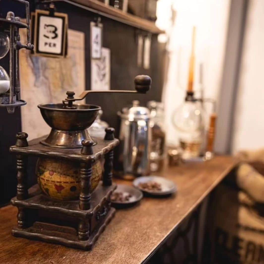 西野亮廣さんのインスタグラム写真 - (西野亮廣Instagram)「渋谷のど真ん中で『CHIMNEY COFFEE(@chimney_coffee )』というコーヒー屋さんを2店舗経営しています。  贔屓目抜きで、僕がこれまで飲んできたコーヒーの中でブッチギリで一番美味しいコーヒーを提供しているコーヒー屋さんです。 #ここのカフェオレベースを毎日飲んでいます #オーツミルクで割ると激ウマです  そんなコーヒー屋さんがアルバイトを募集しているそう。 海外のお客様も多いので、カタコトでもいいから英語が喋れるといいのかも。  興味がある方は一度お店を覗きに来てください。 カフェオレがマジで旨いです。  #chimneytown  #chimneycoffee   【勤務地】 ・Chimney Coffee 渋谷本店 東京都渋谷区桜丘町25-18 NT渋谷ビル1F  ・Chimney Coffee BTBホテル店 東京都渋谷区円山町1-17 渋谷BTBホテル1階  【給与】 時給1,150円 ※能力や業務内容により変動することがあります  【勤務体系・諸条件】 シフト制：7:30〜23:00  ・週2以上、1日4時間以上勤務可能な方歓迎 ・土日祝勤務可能な方歓迎 ・制服貸与 ・交通費支給（規定あり）  【応募資格】  ・コーヒーが好きな方 ・飲食業界に興味がある方 ・自分で考え行動できる方 ・外部へ発信をすることに抵抗のない方 ・ポジティブな方 ・運がいい方」10月8日 11時18分 - japanesehandsome