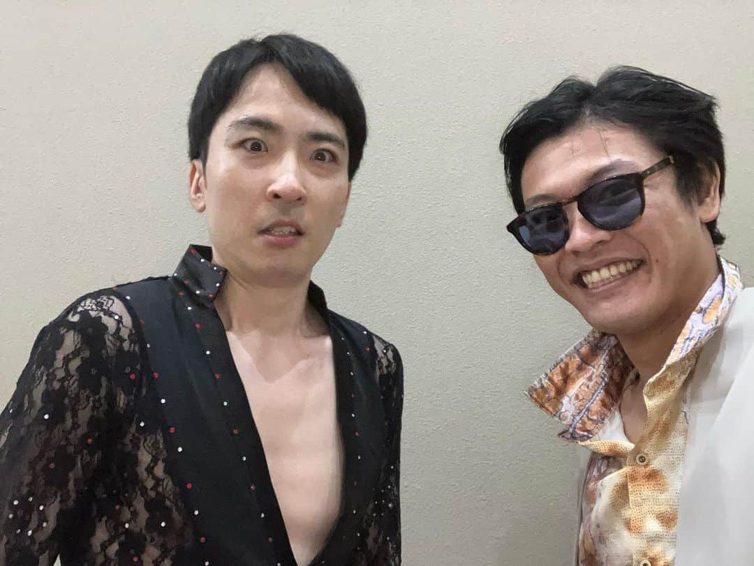 のインスタグラム：「23/10/7(土)「首領猿ライブ」でした。  先輩方多めバトルライブ！過去3回は歯が立たず。4度目の正直なるか。結果を待ちます。 皆さん優しくパワフルなもので、エンディングもとてものびのびと！  写真。久々にお会いできたおばけ小僧さんと！ 学生の頃、ひょんなことからパフェをご馳走になりました✌️  #おばけ小僧  #村民代表南川」