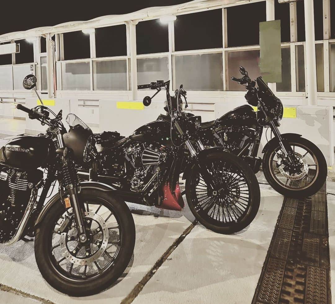 佐藤友祐 さんのインスタグラム写真 - (佐藤友祐 Instagram)「midnight touring🏍  with @da_ice_sotahanamura  @masao_mob   排気量は大幅に劣ってますが 見た目は、なんとなく馴染んでるかな？☺︎  ありがとうございました🙏」10月8日 11時24分 - yusuke_lol