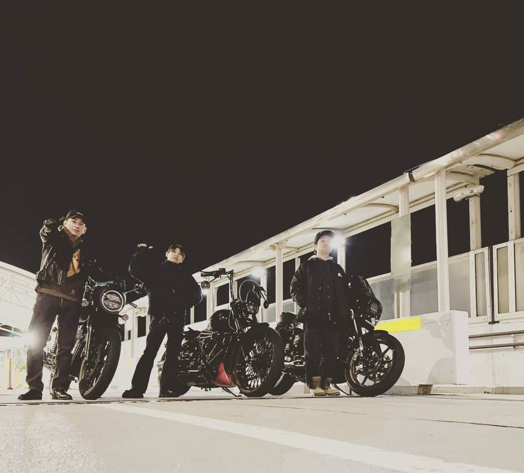 佐藤友祐 のインスタグラム：「midnight touring🏍  with @da_ice_sotahanamura  @masao_mob   排気量は大幅に劣ってますが 見た目は、なんとなく馴染んでるかな？☺︎  ありがとうございました🙏」