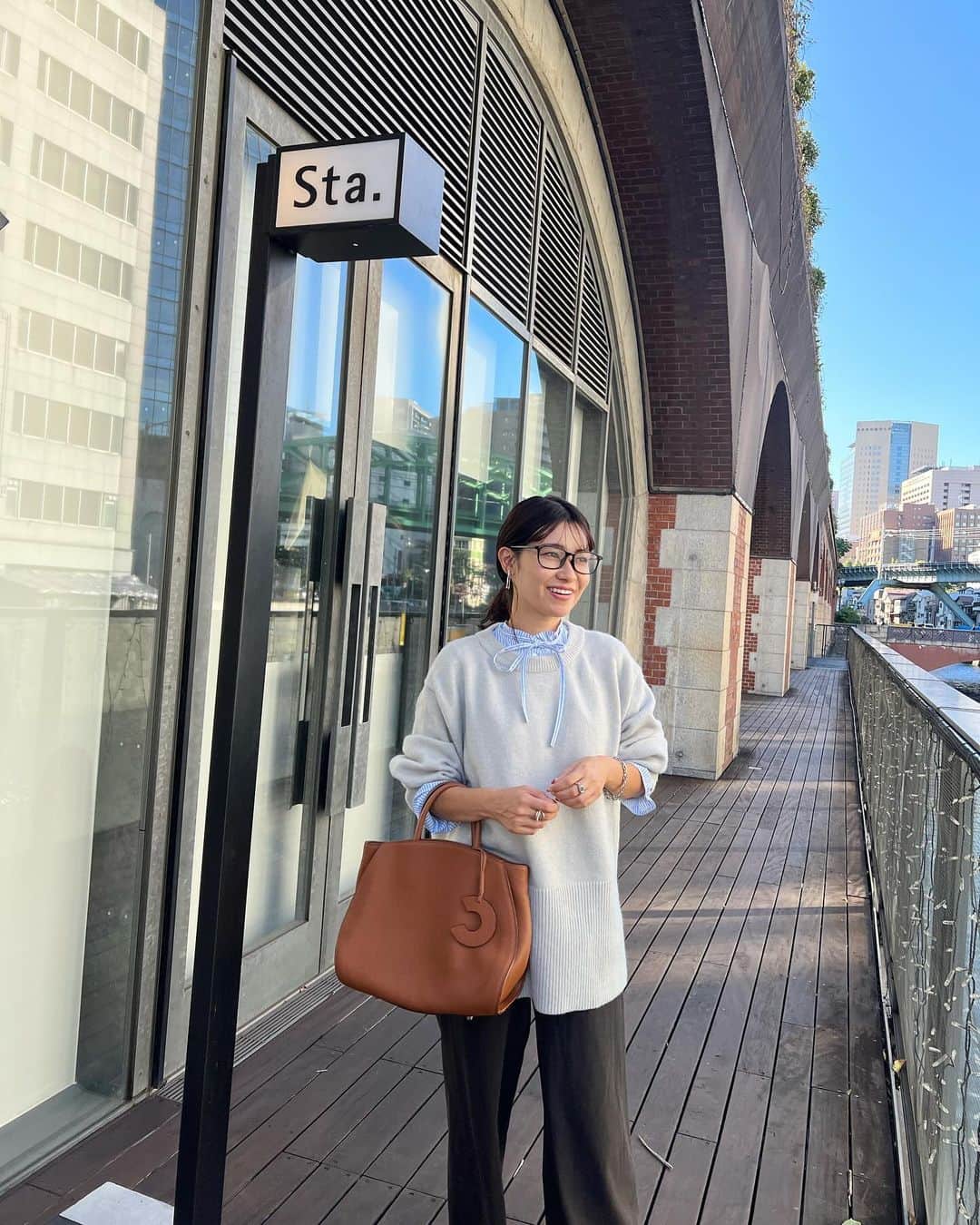 吉田奈央のインスタグラム：「ニットな季節近づいてきた🫶  定番カラーのグレー1つ持ってると なんだか安心感…♡  @bonjoursagan のなんだけど 横にスリット入っててかわいいの🥹  今回私はストライプシャツと合わせてみたよ！  きれいめにもカジュアルにも幅広く使えそうで万能アイテムです🩶  #PR#bonjoursagan#bs_style#ボンサガ#きれいめカジュアルコーデ#30代ママコーデ」