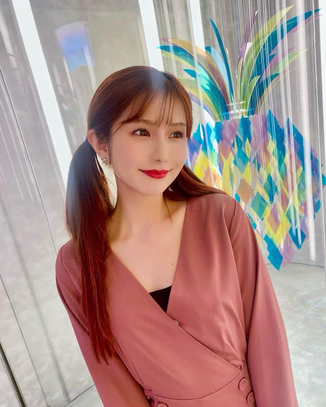 谷川愛梨のインスタグラム：「: お仕事前に幸せチャージ🔋🫶 和栗のパフェ美味しかった〜😋🌰🍁 フルーツサンドは甘過ぎず 🍓🍌🥝🍊酸味とのバランスが絶妙だった！  すっかり食欲の秋です。。 美味しいものいっぱい食べたいなぁ🤤🍠🍄🐟  先日、 @sbc_akao 先生のところへ🚶‍♀️👟 お肌のケアでお世話になってます🐣✨ いつもありがとうございますっ♡」