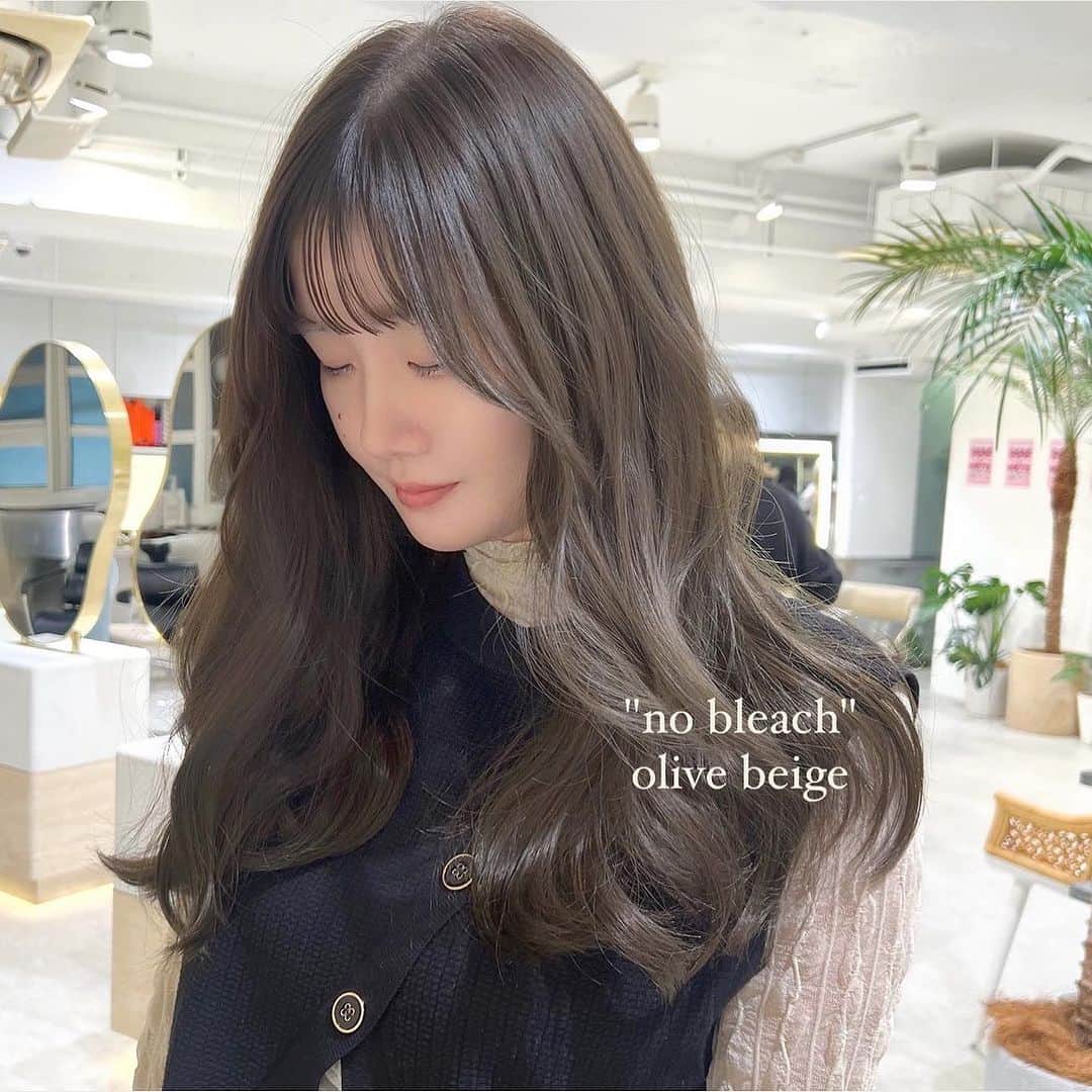 古賀美紀のインスタグラム：「#ブリーチなし でできる  「 #オリーブベージュ ❤︎」  現在の明るさより明るくしたい方、地毛からのカラーのお客様はダブルケアカラー  選択お願いします♡  【set menu】 ♡前髪カット＋ケアカラー ¥14000~  ♡バングカット顔周り＋プレミアムケアカラー ¥16200~  ♡カット＋ケアカラー ¥16100~  ♡カット＋プレミアムケアカラー¥18300~  ♡カット＋ダブルケアカラー ¥25300~  ♡ケアカラー＋トリートメント　¥18400~  ♡プレミアムケアカラー＋トリートメント　¥20600~  ※top stylist指名料＋500 ※カットなしのメニューの場合 シャンプーブロー代¥2700 ※学割10%off  〜はレングス料金含む」