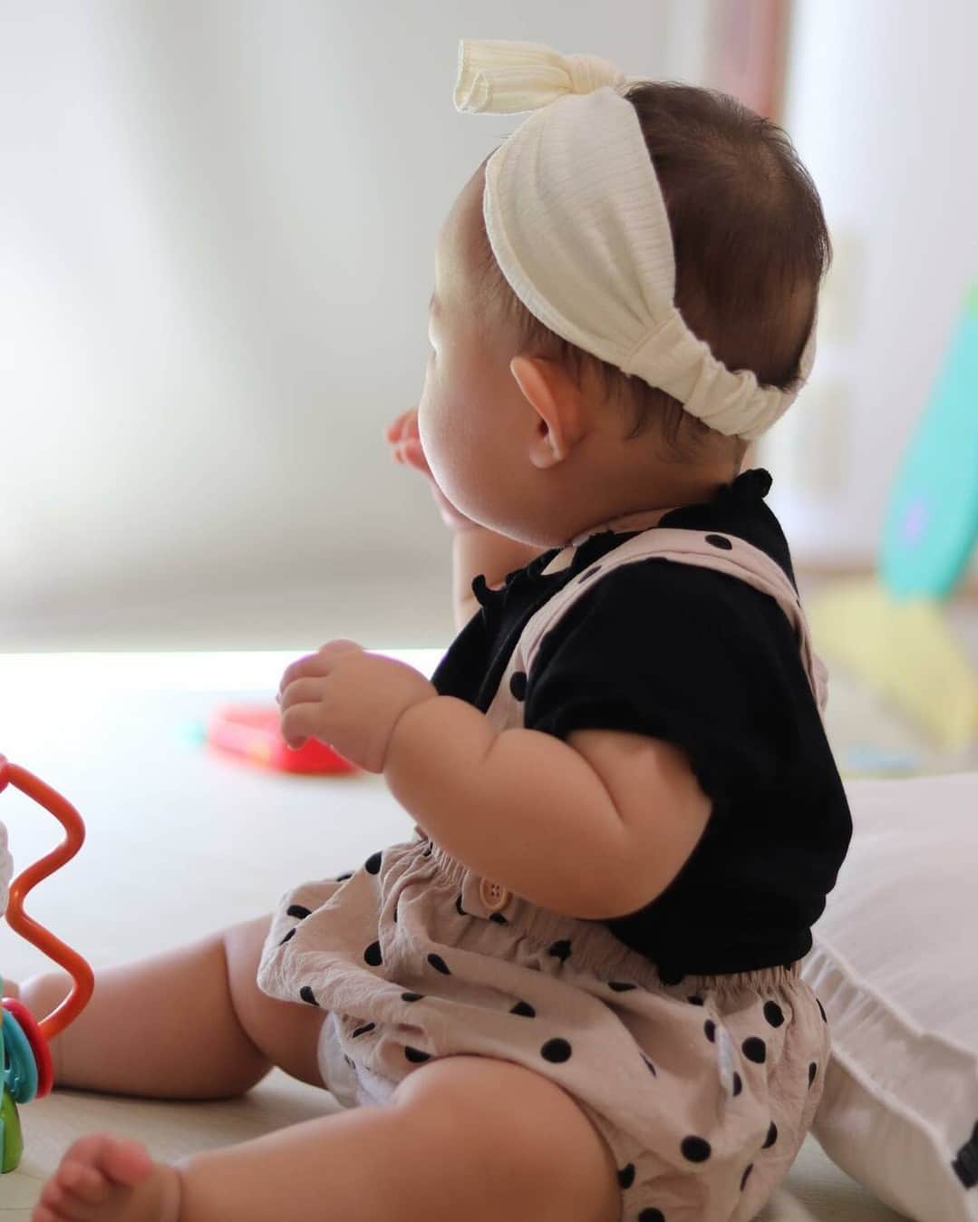 Canon EOS Kiss公式［with Kiss］のインスタグラム：「.@h.tsuna_photo さんからの一枚。 「このむちむちがたまらんです😊」 . ★KissユーザーとEOS R50ユーザーの皆さんの写真をご紹介！ . キヤノンEOS Kissで撮られた写真に 「 #Kissカメラ 」をつけて投稿いただいた 皆さまの写真をご紹介します。 . キヤノンEOS R50で撮られた写真に 「 #Kissカメラ 」に加え、「 #EOSR50 」をつけて 投稿いただいた皆さまの写真をご紹介します。 . #eoskiss シリーズのミラーレスカメラ「EOS Kiss M2」。 小型・軽量ながら人物の「瞳」を追いかける瞳AF機能を搭載するなど、 動き回るお子様の撮影でも、大切な一瞬を逃しません。 . 一眼レフKissでは、「EOS Kiss X10i」が好評発売中！ Kissシリーズの【かんたん、きれい、コンパクト】をEOS Rシステムとして実現した「EOS R50」が好評発売中！ . . #EOSKissM2 #EOSKissX10i #EOSKissX10 の詳細は、 本アカウントのプロフィール（ @with.kiss ）のURLから。 . #EOSKissM2 #EOSKissX10i #EOSKissX10 #EOSR50 #KissisMyLife #eoskiss #withkiss #キヤノン #canon #eos #kissカメラ #育児 #子育て #親ばか #こども #子供 #写真」