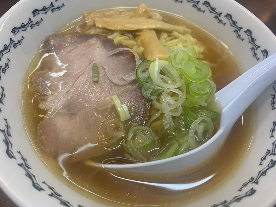 昴生さんのインスタグラム写真 - (昴生Instagram)「〆！！ #八戸の夜の〆は #八戸ラーメン！ #味のめん匠 さん！ #うまいー！ #煮干しの出汁で細ちぢれ麺！ #マネージャーの #しじみラーメン #と半分こずつした！ #オルニチンー！ #スープ飲んだあとに喉に通るのがうまい！ #みろく横丁 #ええとこやったなー！ #めちゃめちゃからまれそうな雰囲気が #またええ感じやったなぁ！ #女性スタッフ陣がカウンターのおっちゃんに #絡まれまくってたなぁ！ #おれは一人で来てる風にして #黙々とラーメン食べてた！ #ごめんよ女性陣！」10月8日 11時32分 - mikikousei