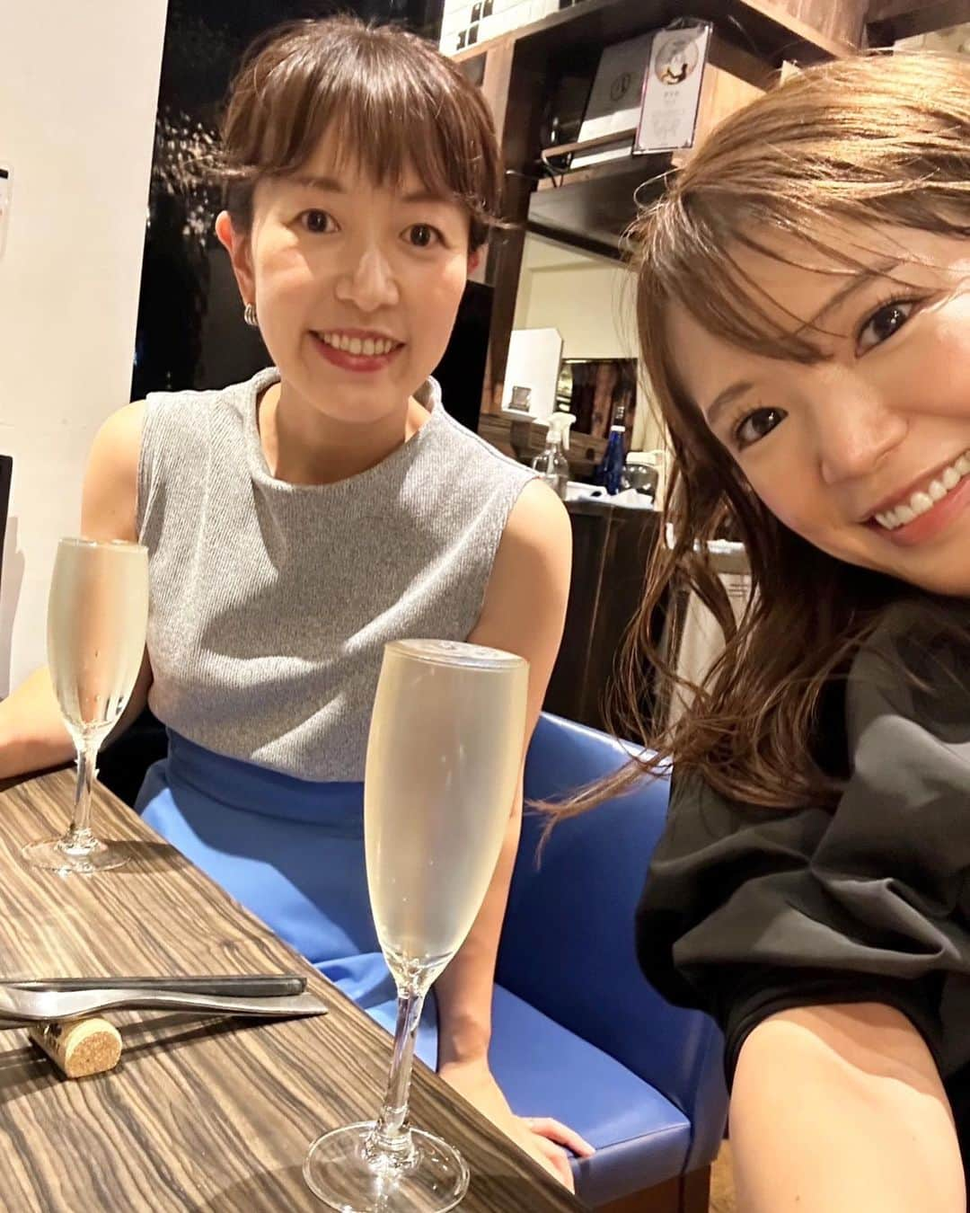 内山絵里加のインスタグラム：「・ ・ 三連休、いかがお過ごしですか？ 写真は 長野から来てくれたばっきー @kotsubakinozomi_tsb と なみなみスパークリングワインを飲んだ日🥂❤︎ 疲れた時は、シュワッといきたくなります🍾 この日に戻りたい..🫶 ・ 本日、2023年10月8日でオークラアクトシティホテルは、開業29周年です🏨🎈 ・ 日頃からのご愛顧に感謝の気持ちを込めまして 2日限りの特別ディナーブッフェを開催いたします🍽️ シェフがその場で提供するローストビーフや シーフードのフリッター、牛サーロインの鉄板焼き アップルパイなど、シェフ自慢の料理の数々を 感謝の気持ちを込めてご用意いたします🧑‍🍳✨ この機会ならではのスペシャルブッフェを ぜひお楽しみください♩ ウェルカムドリンクに スパークリングワインもありますよ🍾 ・ あす10月9日（月・祝） 17:00-21:00（最終入店19:30 /90分制）は レストラン　フィガロの29周年特別ブッフェに 私も参加し、インスタLIVEを行います👱🏻‍♀️❤︎ 秋の夜長 ぜひ、この機会しか味わえないスペシャルな 美味しいブッフェを一緒に堪能しましょう🌃🥂𓂃 𓈒𓏸◌‬ ご予約はオークラアクトシティホテル浜松🏨 電話は053-458-1233まで☎︎ ・ 私もおなかをすかせてむかうぞー🙌 ・ #浜松 #浜松グルメ #オークラアクトシティホテル浜松 #アンバサダー #PR #ブッフェ #浜松グルメ」