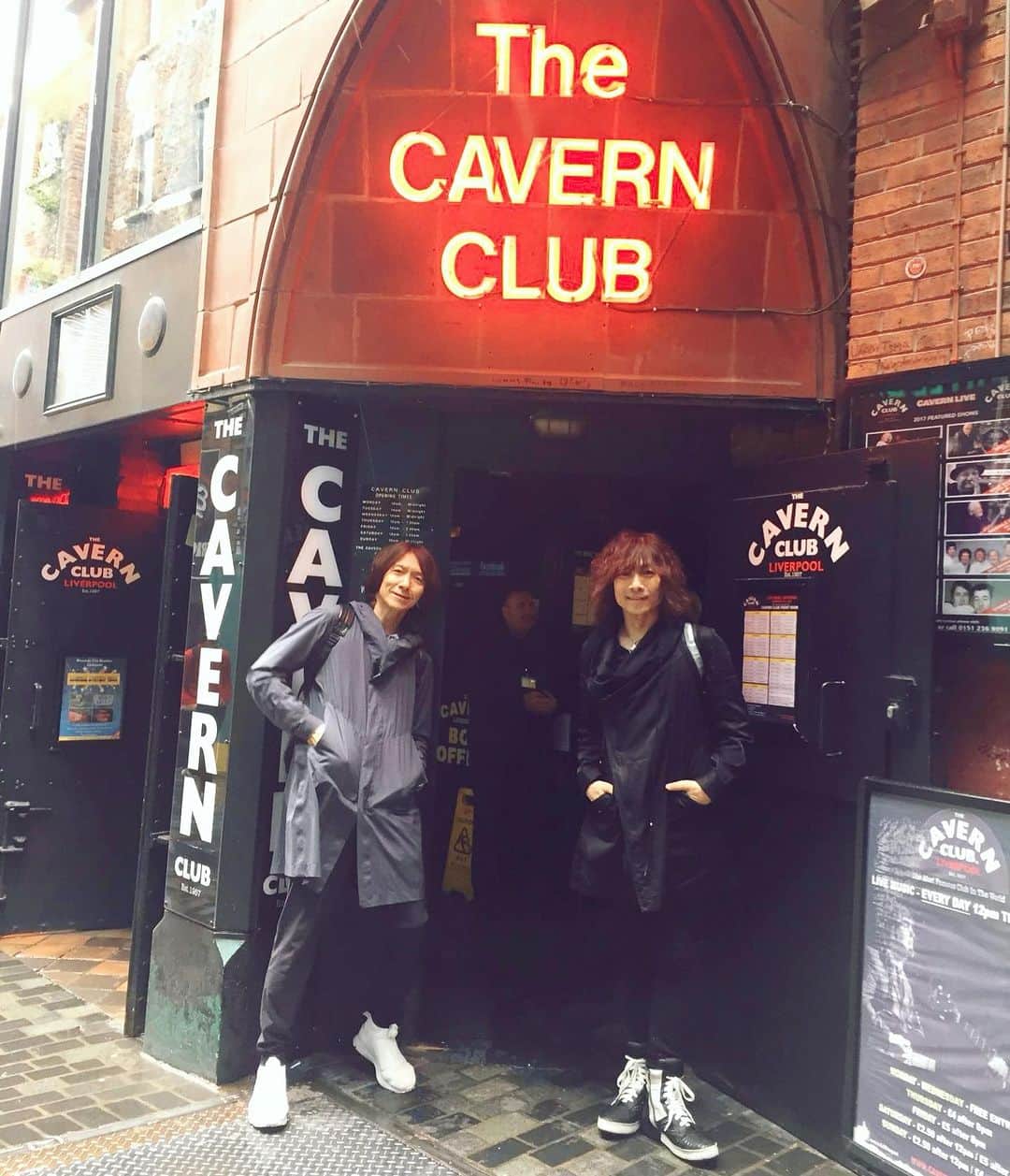 広瀬"HEESEY"洋一のインスタグラム：「ハッピーサンデー!! 今日10/8は、THE YELLOW MONKEYの吉井和哉ロビンさんの誕生日🎂㊗️ ハッピーバースデー🎁🎉🎈 サイコーな57歳イヤーをおすごしくださいまし🎶🎶 コチラは6年前2017年のツーショット（よく見ると真ん中にスタッフらしき人も写ってるけどw）プライベートでイギリス旅行した時にロンドンから日帰りでリバプールに遊びに行った時の写真。リバプールに行ったら、そりゃキャバーンクラブへ行くっしょ🇬🇧 またみんなでイギリス行きたいねー🇬🇧🏴󠁧󠁢󠁥󠁮󠁧󠁿 pic by Mariko Fujiwara」