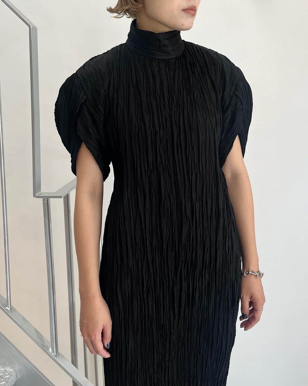 MIDWEST TOKYO WOMENさんのインスタグラム写真 - (MIDWEST TOKYO WOMENInstagram)「. 【onepiece】 wrinkle pleats puff sleeves dress @mamekurogouchi black,brown / size1,2,3  【shoes】 curved line sling back heels @mamekurogouchi black / 22.5-24.5size  staff160cm @midwest_tw」10月8日 11時41分 - midwest_tw