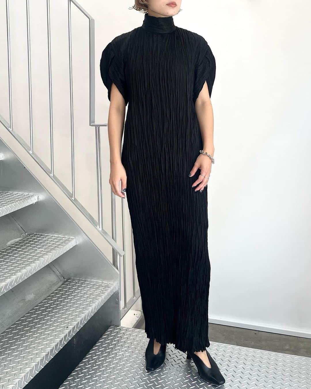 MIDWEST TOKYO WOMENさんのインスタグラム写真 - (MIDWEST TOKYO WOMENInstagram)「. 【onepiece】 wrinkle pleats puff sleeves dress @mamekurogouchi black,brown / size1,2,3  【shoes】 curved line sling back heels @mamekurogouchi black / 22.5-24.5size  staff160cm @midwest_tw」10月8日 11時41分 - midwest_tw