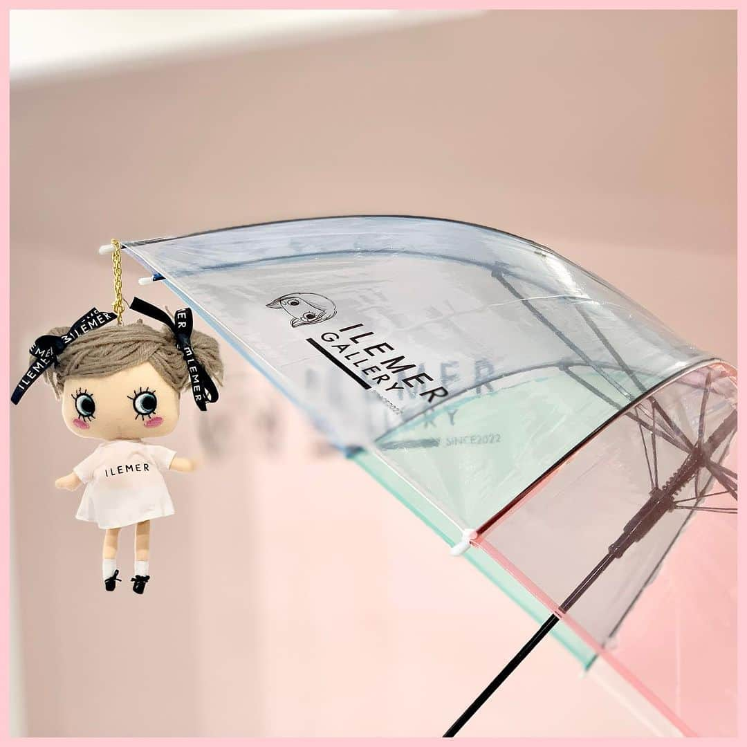 ILEMERさんのインスタグラム写真 - (ILEMERInstagram)「. 【レインボービニール傘🌂】 今日の神戸の空は、どんより曇り空．．． 雨予報です☔️ ⁡ そんな憂鬱な雨の日も、ハッピーな気持ちになれる レインボービニール傘！！ ⁡ カラフルで優しい色味が魅力的です♪  イルメールギャラリーのロゴもオシャレです＾＾♡  ハッピードールでてるてる坊主ならぬ、てるてるマリーちゃんコーデに？！笑 ⁡ 只今、“イルメールギャラリー”で 絶賛取扱中です🙌 ＊イルメールアタオランド店(神戸)、イルメール有楽町店(東京)では取り扱いがございませんので、予めご了承くださいませ。 ⁡ ⁡ イルメールギャラリーは、 今日も元気に営業中‼️ ⁡ お近くへお越しの際は 是非お立ち寄りいただき 撮影やお買い物を楽しんでくださいね♪ 　　　 本日も皆さまに とどけHAPPY ーー♡ ⁡ --------------------------------- 【本日ご紹介のアイテム】 ■レインボービニール傘 　税抜2,500円(税込2,750円) ■HAPPYDOLL(ギャラリー限定) 　税抜3,000円(税込3,300円) ※ どちらもイルメールギャラリー限定のお取り扱いです。 --------------------------------- ⁡ 🌏海外サイトはこちらをチェック @ilemer_world ⁡ --------------------------------- ⁡ #ilemer #ILEMER #イルメール #イーマリー #イーマリーちゃん #ハッピードール #happydoll #イルメールハッピードール #ギャラリー#イルメールギャラリー #神戸 #フォトブース#フォトスポット #Photo#傘#umbrella#レインボー #サブカルチャー #キャラクター #ゆめかわいい  #アタオランド  #スタジオアタオ #ATAOLANDプラス #ATAOLAND+ #アタプラ」10月8日 11時42分 - ilemer_official