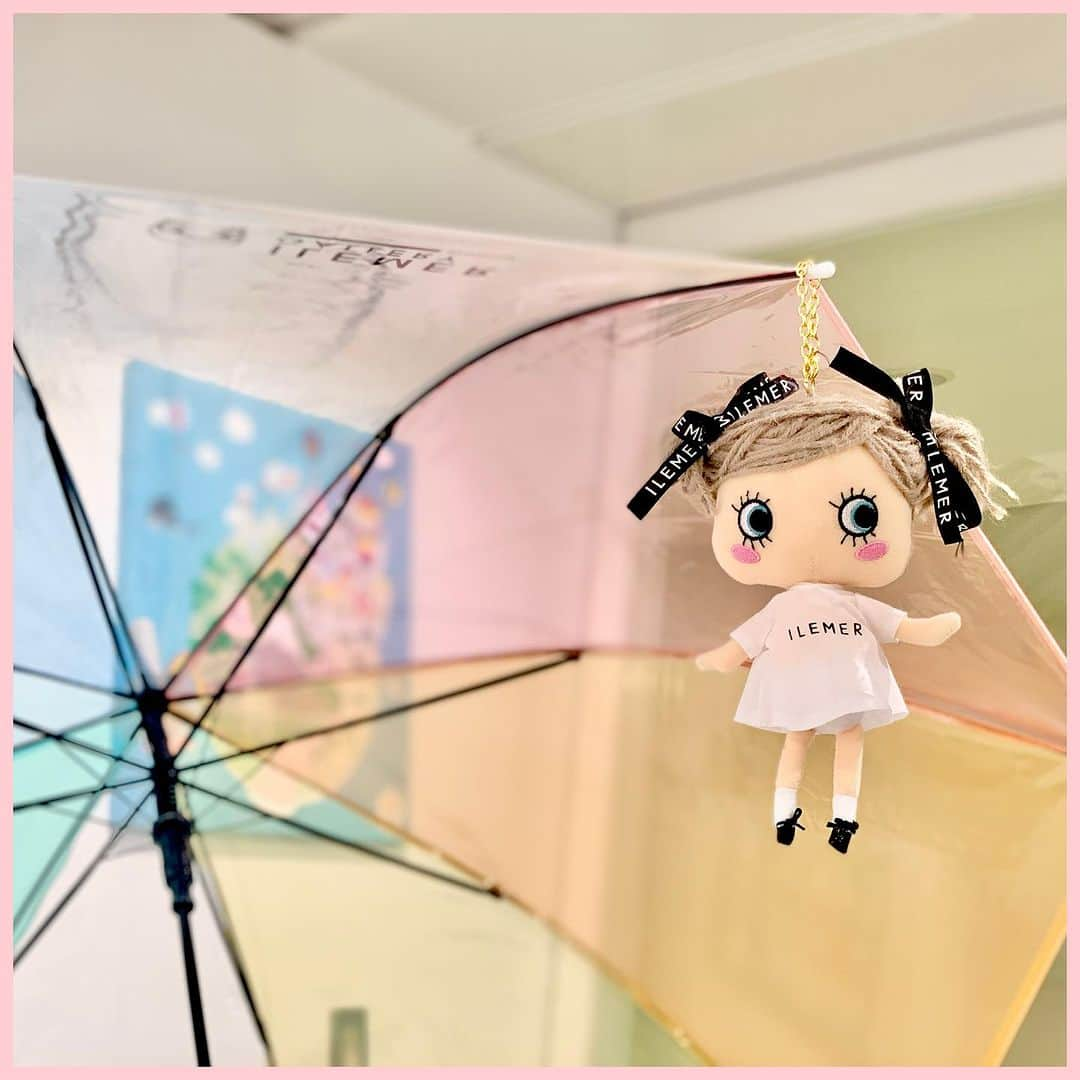 ILEMERさんのインスタグラム写真 - (ILEMERInstagram)「. 【レインボービニール傘🌂】 今日の神戸の空は、どんより曇り空．．． 雨予報です☔️ ⁡ そんな憂鬱な雨の日も、ハッピーな気持ちになれる レインボービニール傘！！ ⁡ カラフルで優しい色味が魅力的です♪  イルメールギャラリーのロゴもオシャレです＾＾♡  ハッピードールでてるてる坊主ならぬ、てるてるマリーちゃんコーデに？！笑 ⁡ 只今、“イルメールギャラリー”で 絶賛取扱中です🙌 ＊イルメールアタオランド店(神戸)、イルメール有楽町店(東京)では取り扱いがございませんので、予めご了承くださいませ。 ⁡ ⁡ イルメールギャラリーは、 今日も元気に営業中‼️ ⁡ お近くへお越しの際は 是非お立ち寄りいただき 撮影やお買い物を楽しんでくださいね♪ 　　　 本日も皆さまに とどけHAPPY ーー♡ ⁡ --------------------------------- 【本日ご紹介のアイテム】 ■レインボービニール傘 　税抜2,500円(税込2,750円) ■HAPPYDOLL(ギャラリー限定) 　税抜3,000円(税込3,300円) ※ どちらもイルメールギャラリー限定のお取り扱いです。 --------------------------------- ⁡ 🌏海外サイトはこちらをチェック @ilemer_world ⁡ --------------------------------- ⁡ #ilemer #ILEMER #イルメール #イーマリー #イーマリーちゃん #ハッピードール #happydoll #イルメールハッピードール #ギャラリー#イルメールギャラリー #神戸 #フォトブース#フォトスポット #Photo#傘#umbrella#レインボー #サブカルチャー #キャラクター #ゆめかわいい  #アタオランド  #スタジオアタオ #ATAOLANDプラス #ATAOLAND+ #アタプラ」10月8日 11時42分 - ilemer_official