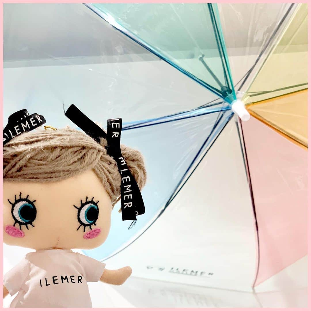 ILEMERさんのインスタグラム写真 - (ILEMERInstagram)「. 【レインボービニール傘🌂】 今日の神戸の空は、どんより曇り空．．． 雨予報です☔️ ⁡ そんな憂鬱な雨の日も、ハッピーな気持ちになれる レインボービニール傘！！ ⁡ カラフルで優しい色味が魅力的です♪  イルメールギャラリーのロゴもオシャレです＾＾♡  ハッピードールでてるてる坊主ならぬ、てるてるマリーちゃんコーデに？！笑 ⁡ 只今、“イルメールギャラリー”で 絶賛取扱中です🙌 ＊イルメールアタオランド店(神戸)、イルメール有楽町店(東京)では取り扱いがございませんので、予めご了承くださいませ。 ⁡ ⁡ イルメールギャラリーは、 今日も元気に営業中‼️ ⁡ お近くへお越しの際は 是非お立ち寄りいただき 撮影やお買い物を楽しんでくださいね♪ 　　　 本日も皆さまに とどけHAPPY ーー♡ ⁡ --------------------------------- 【本日ご紹介のアイテム】 ■レインボービニール傘 　税抜2,500円(税込2,750円) ■HAPPYDOLL(ギャラリー限定) 　税抜3,000円(税込3,300円) ※ どちらもイルメールギャラリー限定のお取り扱いです。 --------------------------------- ⁡ 🌏海外サイトはこちらをチェック @ilemer_world ⁡ --------------------------------- ⁡ #ilemer #ILEMER #イルメール #イーマリー #イーマリーちゃん #ハッピードール #happydoll #イルメールハッピードール #ギャラリー#イルメールギャラリー #神戸 #フォトブース#フォトスポット #Photo#傘#umbrella#レインボー #サブカルチャー #キャラクター #ゆめかわいい  #アタオランド  #スタジオアタオ #ATAOLANDプラス #ATAOLAND+ #アタプラ」10月8日 11時42分 - ilemer_official