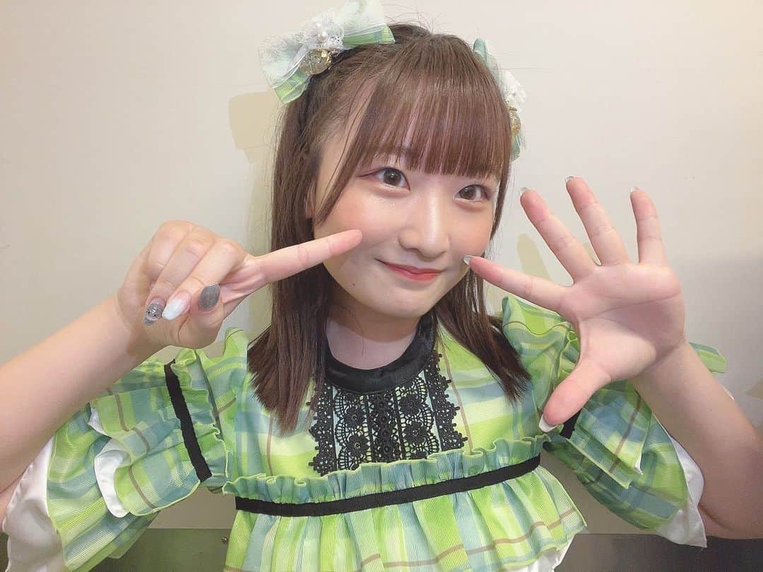 のインスタグラム：「♡  かわいすぎる新衣装💚 15周年だから苺の髪飾りなんだって！🍓  #SKE48 #アイドル #アイドル衣装 #コンサート #名古屋 #fyp #チェック #いちご #ハーフツイン #アイドルヘア」