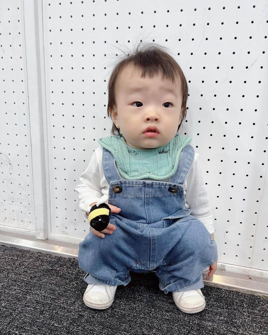 星沙織さんのインスタグラム写真 - (星沙織Instagram)「* * 子供のサロペット姿ってほんとかわいい！ キュン♡♡  *  YUAのは90cmできつくなってきたかも。 TOAのも90なんだけど。  ブランドとかお店によってサイズ感少し違うけど、オーバーサイズで着た方が可愛いね。  * *」10月8日 11時47分 - saaaaa0rin