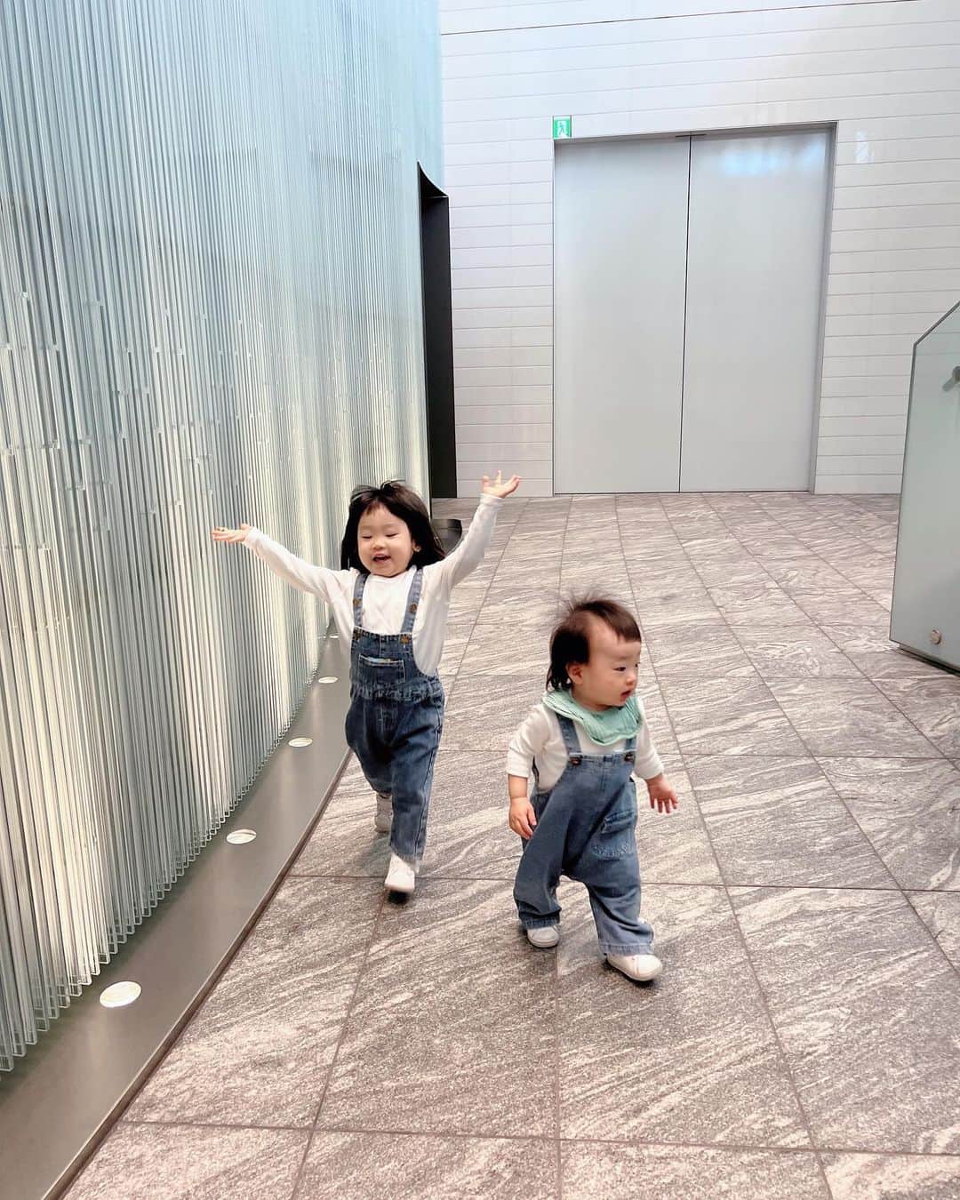 星沙織さんのインスタグラム写真 - (星沙織Instagram)「* * 子供のサロペット姿ってほんとかわいい！ キュン♡♡  *  YUAのは90cmできつくなってきたかも。 TOAのも90なんだけど。  ブランドとかお店によってサイズ感少し違うけど、オーバーサイズで着た方が可愛いね。  * *」10月8日 11時47分 - saaaaa0rin
