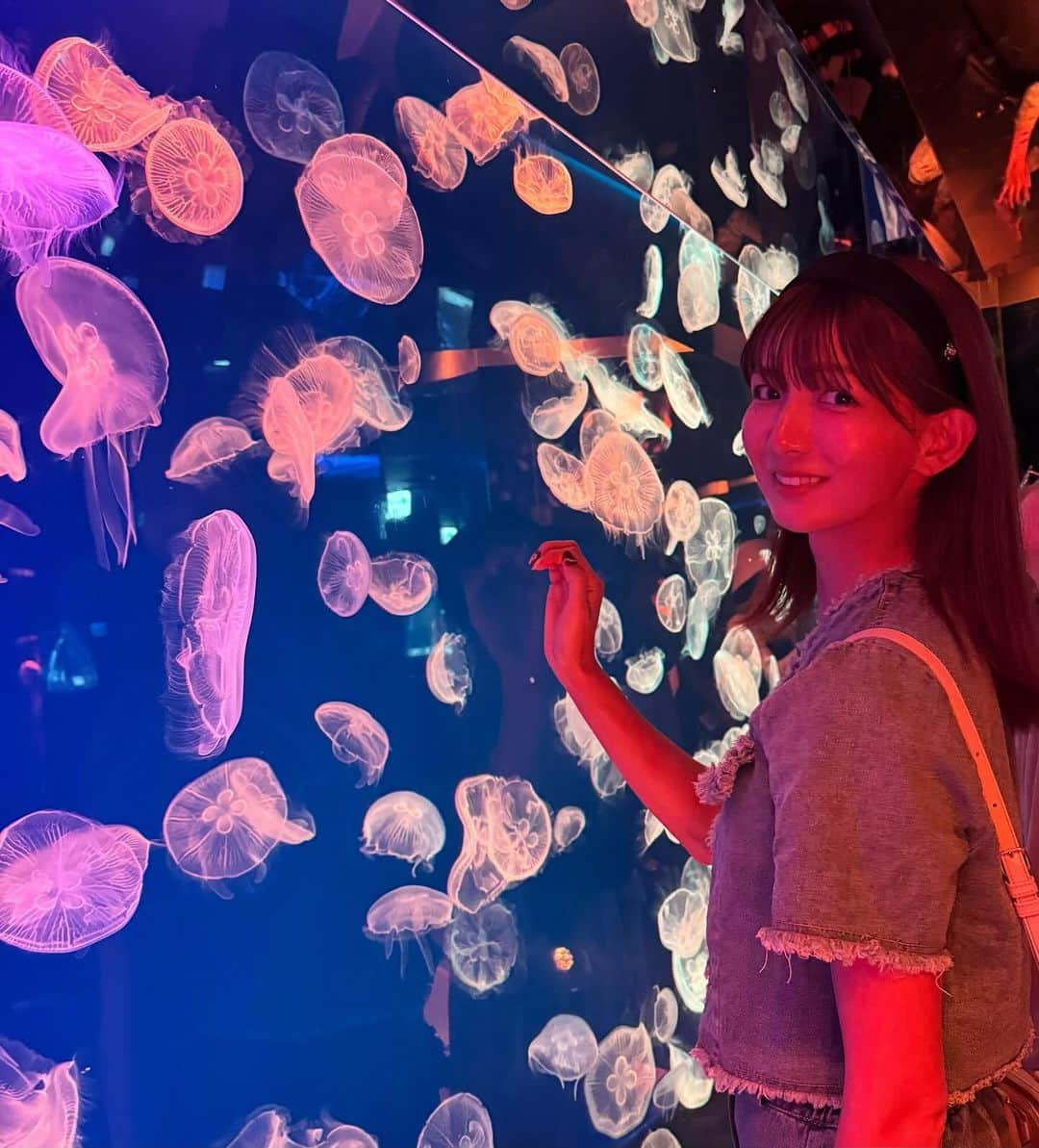 中谷あすみのインスタグラム：「名古屋港水族館🐬 ベルーガ好きだなあ😍  ベルーガのトレーニングとイルカのショーも見れて満足🫶  #名古屋港水族館 #名古屋旅 #名古屋観光 #ベルーガ #あすみ旅 #愛知観光」