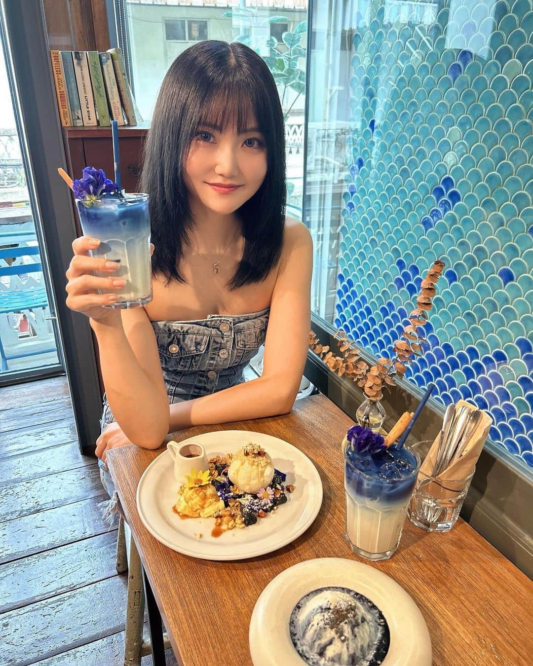 愛咲りりのインスタグラム：「態度でかい大仏かわいかった  #thailand #bangkok #hotel #海外旅行 #タイ #バンコク #ホテル #カフェ #cafe #bluewhalecafe」
