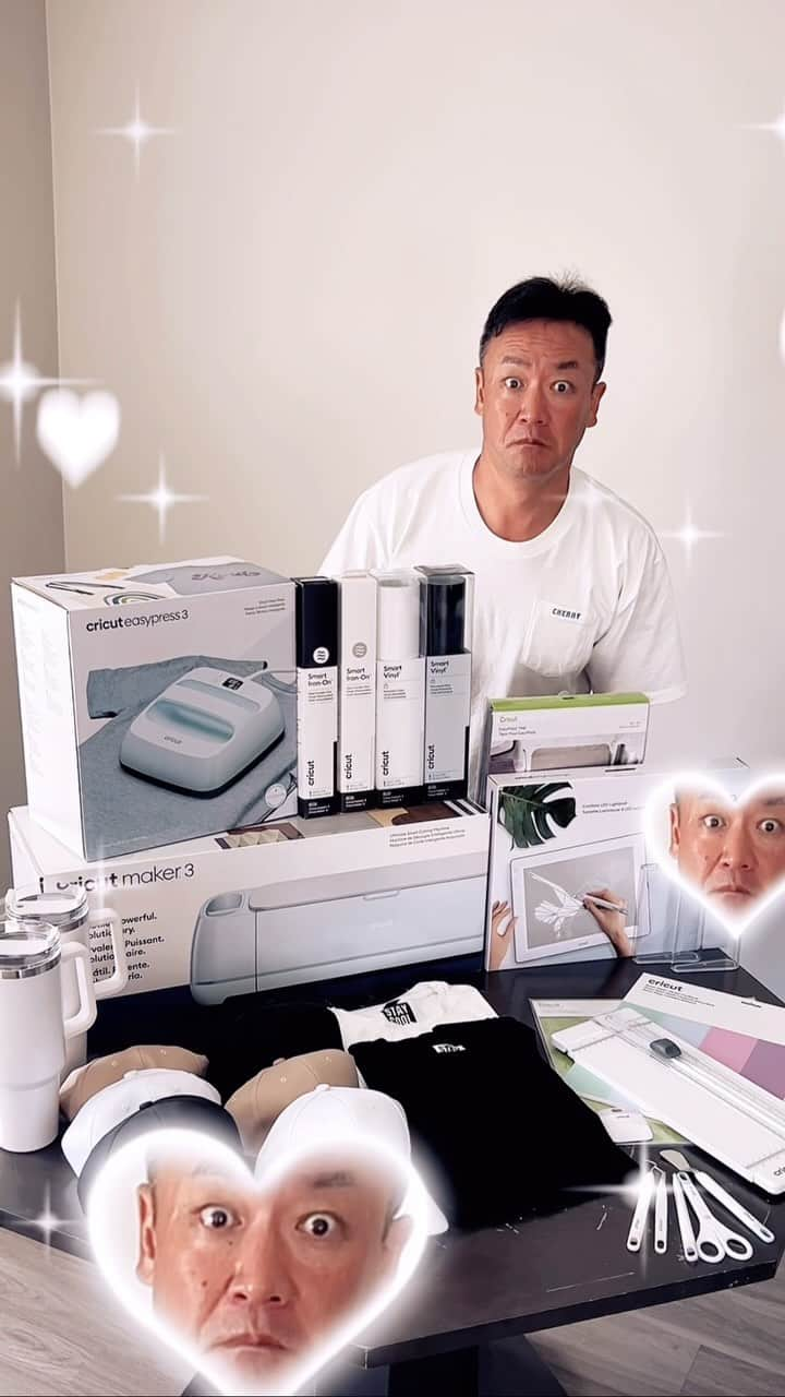 たむらけんじのインスタグラム：「🌟cricut x たむけん🌟コラボ‼️プレゼント企画〜〜〜〜〜🎁🙌  な、な、なんと‼️この動画に出てくるカッティングマシン「Cricut maker3」バンドル(Cricut Maker3本体+Cricut素材。約9万円相当🤩)を、この投稿にコメント下さった方の中から1名様にプレゼントッ🎁✨ 今までアメリカ在住の人へのプレゼント企画が続いてたけど、今回は日本に住んでる方へのキャンペーンです☺️🌟  手芸大好きな人はモチロン、これから始めたい人にもほんまにオススメ！ 50歳で、今まで手芸一度もやった事ない僕でも始められる！ハマってTシャツ、何回作った事か😆 色んな人にこの楽しさを知って欲しいです😍  🌼応募方法🌼(日本にお住まいの方🇯🇵)  1. この投稿を「いいね」and「保存」  2. このアカウントと @cricut_jp をフォロー  3. この投稿にキーワード『#なめらかオープン』とコメント📝皆の作ってみたいものも一緒に添えてコメントしてくれたら嬉しいな☺️  🌼応募期間🌼 このポスト投稿から１週間！ 10月14日(Sunday)23:59まで  皆様の応募お待ちしてます👐🌈  あー次何作ろう〜！何作って欲しい？😁  #cricut #thankyou#pr #collaboration #50歳からの手芸 #クリカット #手作り #売りもんやん」