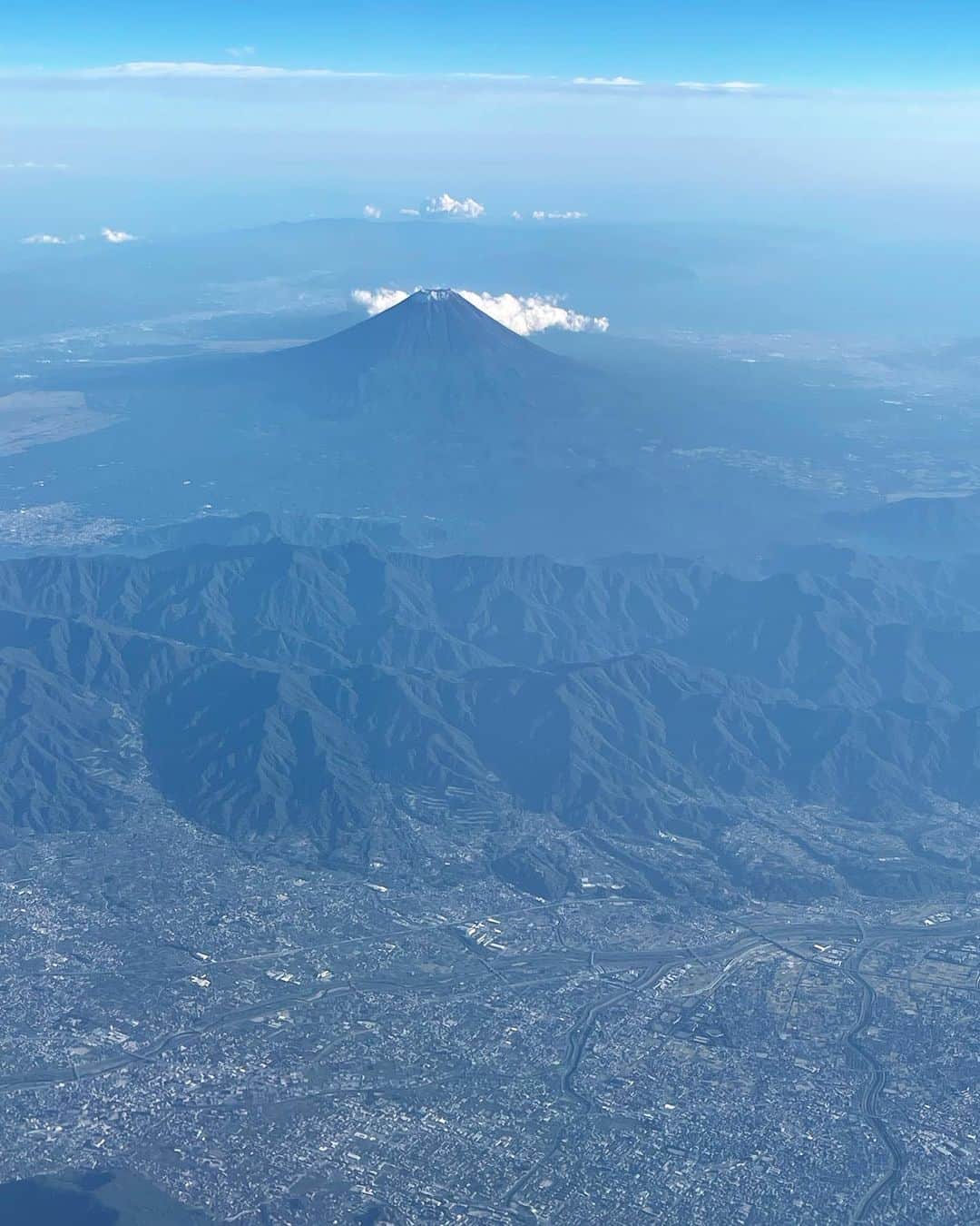 大貫亜美のインスタグラム：「ギターウルフのセイジさんがずっと誘ってくださってたシマネジェットフェスにようやく出れることになったので、島根に向かった飛行機で由美ちゃんがわたしの肩をトントンして、窓を指差して教えてくれたおかげで、とても綺麗な富士山を眺めることが出来ました🥰 夜は、謎に島根に居るでお馴染みの沖縄の人(モンゴル800でドラムを叩いているとかいないとか) のサトシくん  @satoshitakazato が松江の街を案内してくれて、一緒に地産の美味しいご飯を食べてちょっとだけウロウロしたよ。素敵なフォントの看板が沢山だった！魅力的な街過ぎた✨ #シマネジェットフェス2023 #飛行機でピューン✈️ #富士山🗻 #雪少ないね #島根県松江へGO #ポケスト回し忘れた #素敵な街並み #今後の参考にしたいフォントの看板 #モンゴル800 @satoshitakazato #サトシくんどこかに居るよ #釣らせる男 #亜美の釣りアテンダー #たしかドラマー #そして釣り人 #それでいて書家 #しかしその実態は #ラジコン少年おじさん #いつもアテンドありがとう☺️」
