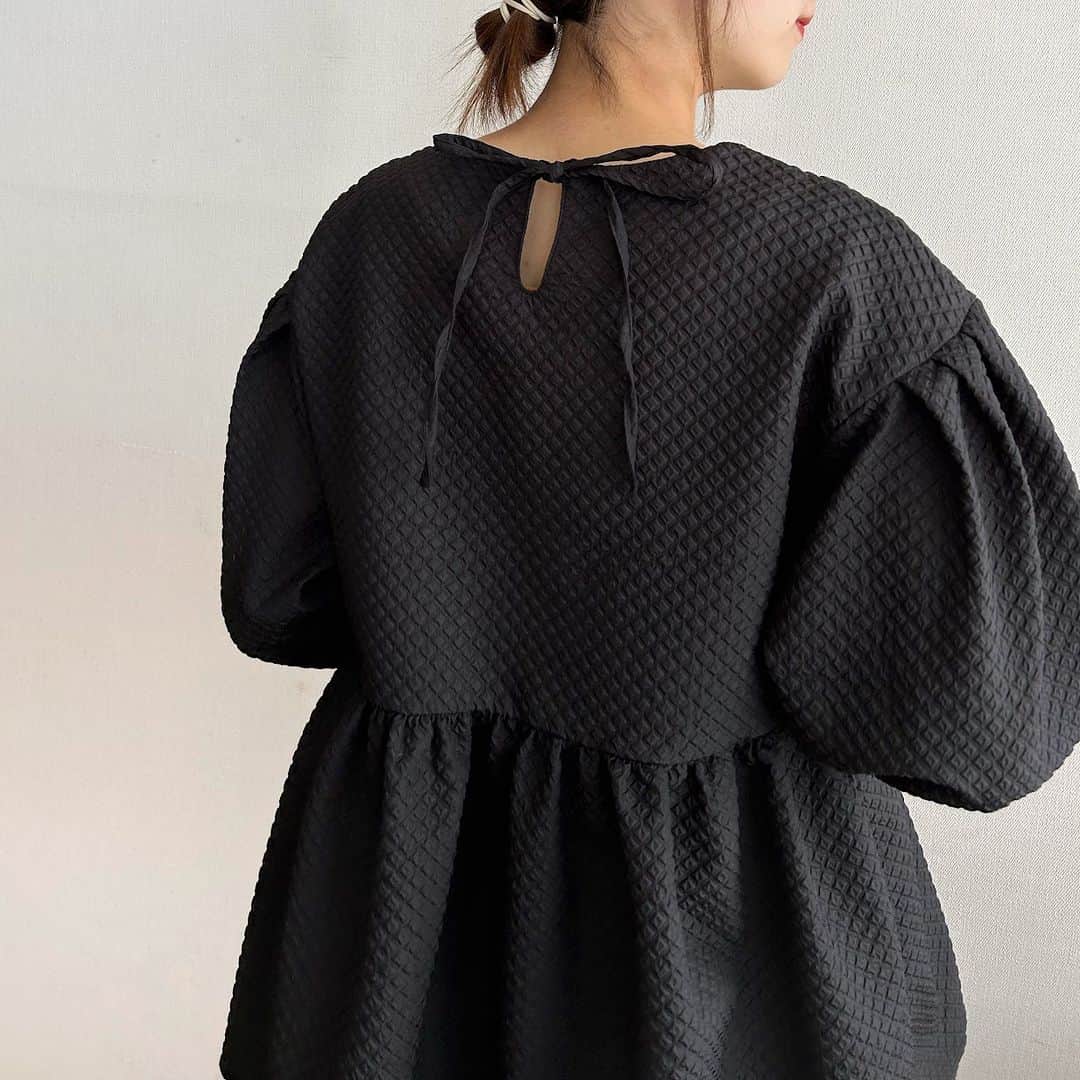 のインスタグラム：「. ＼📣 NEW ITEM ／  一枚で着映えする大人可愛いプルオーバー♡  シックな印象のダイヤ柄のふくれジャガードと ボリューミーなシルエットが目を惹く一枚。 薄手でハリのある生地を使用しているから 軽い着心地で楽しめるのも嬉しいポイントです◎  フクレジャガード ボリュームスリーブ プルオーバー 🔎2300744 ¥3,990」