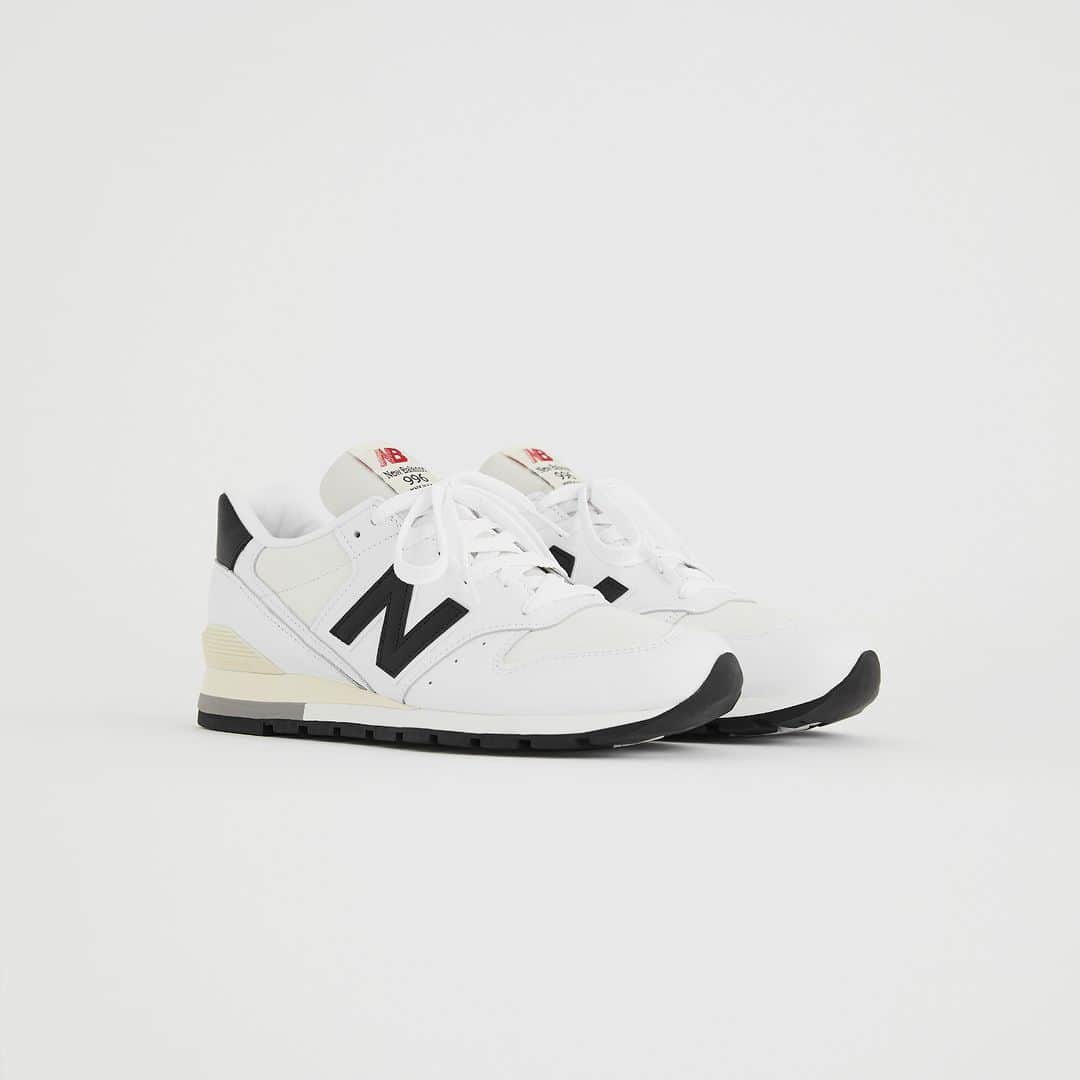 のインスタグラム：「・ ＜10/12　Release＞   NEW BALANCE U996TC WHITE(TC) ￥37,400  35周年を迎える「996」を記念して細部までこだわったMADE IN USAのアニバーサリーモデルが復活。1988年に登場したM996のオリジナルデザインを採用しながらレザーとメッシュにシーズナルカラーのホワイトとアクセントカラーに力強いブラックを使用したユニセックスサイズモデル。「ENCAP」と「C-CAP」を組み合わせ、クッション性に優れた機能性と完成されたデザインが唯一無二の存在感を放つ。  【販売店舗】  ABC-MART GRAND STAGE ONLINE STORE  #abcmart #abcマート #abcgs #nb #newbalance #ニューバランス #U996TC #U996 #newbalance_lifestyle」