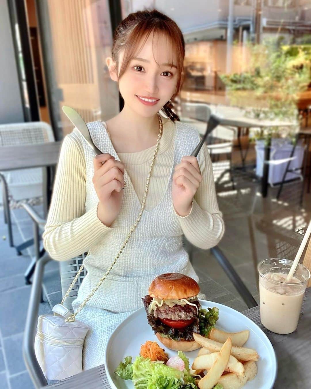 ぷーちゃんのインスタグラム：「🐶🍯  𝙻𝚞𝚗𝚌𝚑🍽  ハンバーガーだいすき🍔 どこ行っても食べてる‪‪❤︎‬  #京都#京都グルメ #京都カフェ#関西カフェ#関西グルメ」
