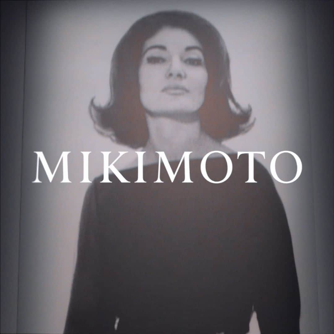 Mikimotoのインスタグラム：「Mikimoto Exhibition  本日より10月24日（火）まで、銀座4丁目本店7階ミキモトホールにて「MARIA CALLAS—ディーヴァが愛した真珠—」を開催。 今年生誕100年を迎えるマリア・カラスのファッションに焦点を当て、プライベートでの華やかな装いや舞台衣装、ジュエリーなどを当時の写真とともに紹介。 真珠を愛したマリア・カラスにちなみ、MIKIMOTOのパールジュエリーとのコーディネートもご覧いただけます。  “MARIA CALLAS – the Pearls loved by a Diva” celebrates the illustrious life of the famed soprano, Maria Callas. Commemorating the 100th anniversary since her birth and her love for pearls, her outfits are showcased alongside a variety of photographs as well as Mikimoto jewelleries.  #MIKIMOTO #ミキモト #MARIACALLAS」