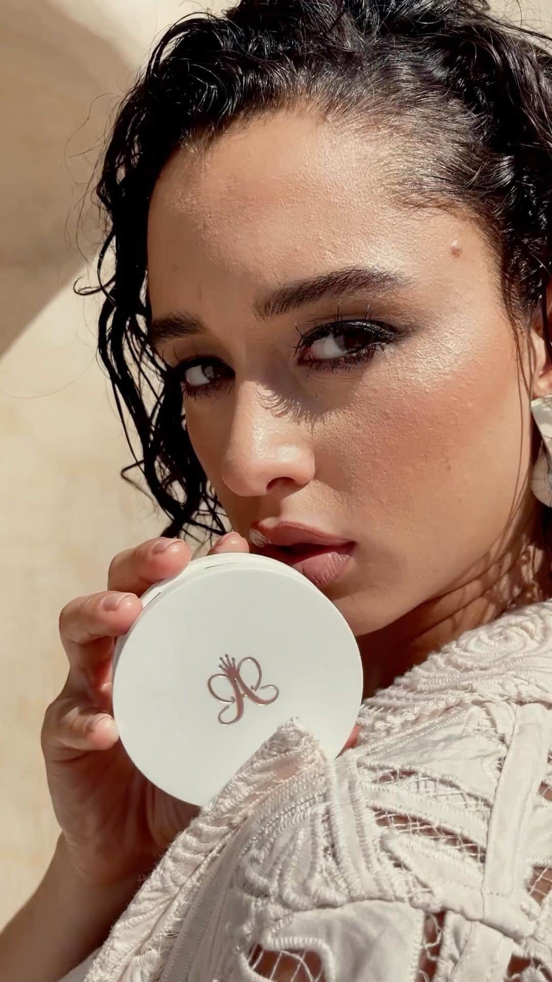 Anastasia Beverly Hillsのインスタグラム：「Level up your glow game 🔥 Shop our new highlighter, ✨GLOW SEEKER✨ coming soon 🙌🏾  #AnastasiaBeverlyHills」