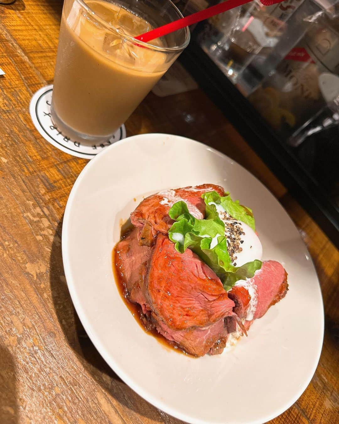 HIROのインスタグラム：「久しぶりの新幹線と時間が有ったので😋  ローストビーフ丼を久しぶりに🥰  前は良く行ってたなぁ🤩🤩🤩  店名 Drip-X-Cafe JR新大阪駅店  住所 大阪府大阪市淀川区西中島5-16-1 JR新大阪駅構内　エキマルシェ新大阪  電話番号 06-6885-0512  営業時間 6:30 ～ 22:00  LO21:30 ／ ドリンク LO21:45 日曜営業  #新大阪 #新大阪グルメ #グルメ #新大阪駅 #ローストビーフ丼 #美味い #ディナー #カフェ #カフェ巡り」