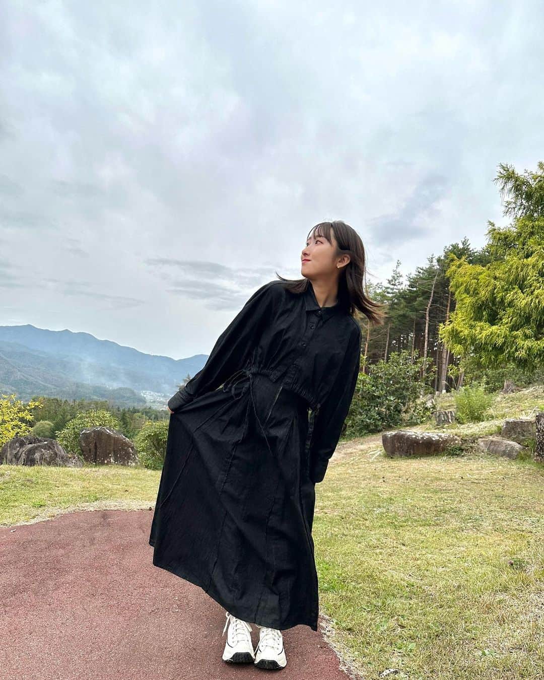 のインスタグラム：「🍀🤍  麻績村主催のイベント「月の里収穫祭🌛🍂」 ありがとうございました！！！  こんなにしっかりと司会進行を務めたことは無かったので少し不安もありましたが、無事に終えられてホッとしています😮‍💨🩵聞きやすかったと言っていただけて、感無量…😭🤍練習してきた甲斐がありました✌🏻🔥  今日一日、たくさんの笑顔が見られて本当に本当に幸せでした！ いつも幸せな気持ちにしてくれて、ありがとう！💐  毎回幸せで溢れるこの収穫祭イベントですが、 なんと来週の10/14.15も長野県で開催されます！2days👒  ⭐️10/14大桑村「森の里の秋祭り」 ⭐️10/15「ながの東急百貨店収穫祭」  大桑村のステージではリレーでMCを担当し、 今日と同じように、３人でのライブもあります！🎙️ 出店も沢山あるみたい〜〜！！！！  ながの東急百貨店収穫祭では特典会、特産品購入お渡し会、 生食レポ大会（？）と今年ラストライブの告知もあるそうです！！  楽しみが山盛りだ〜〜〜！！  .  そして、今回の衣装は少しカジュアルなデニムワンピース👖🤍 ショート丈のトップスはスタイルアップして見えるから好き〜〜！  今回は動きが出るように、トップスのボタンを少し開けて着てみたよ👀色んな着方ができそうなお洋服でした！👗  お気に入りの厚底コンバースを合わせえみたらピッタリで、 とっても可愛かった〜〜〜！！🫶🏻🫶🏻🫶🏻  #niceclaup #ナイスクラップ」