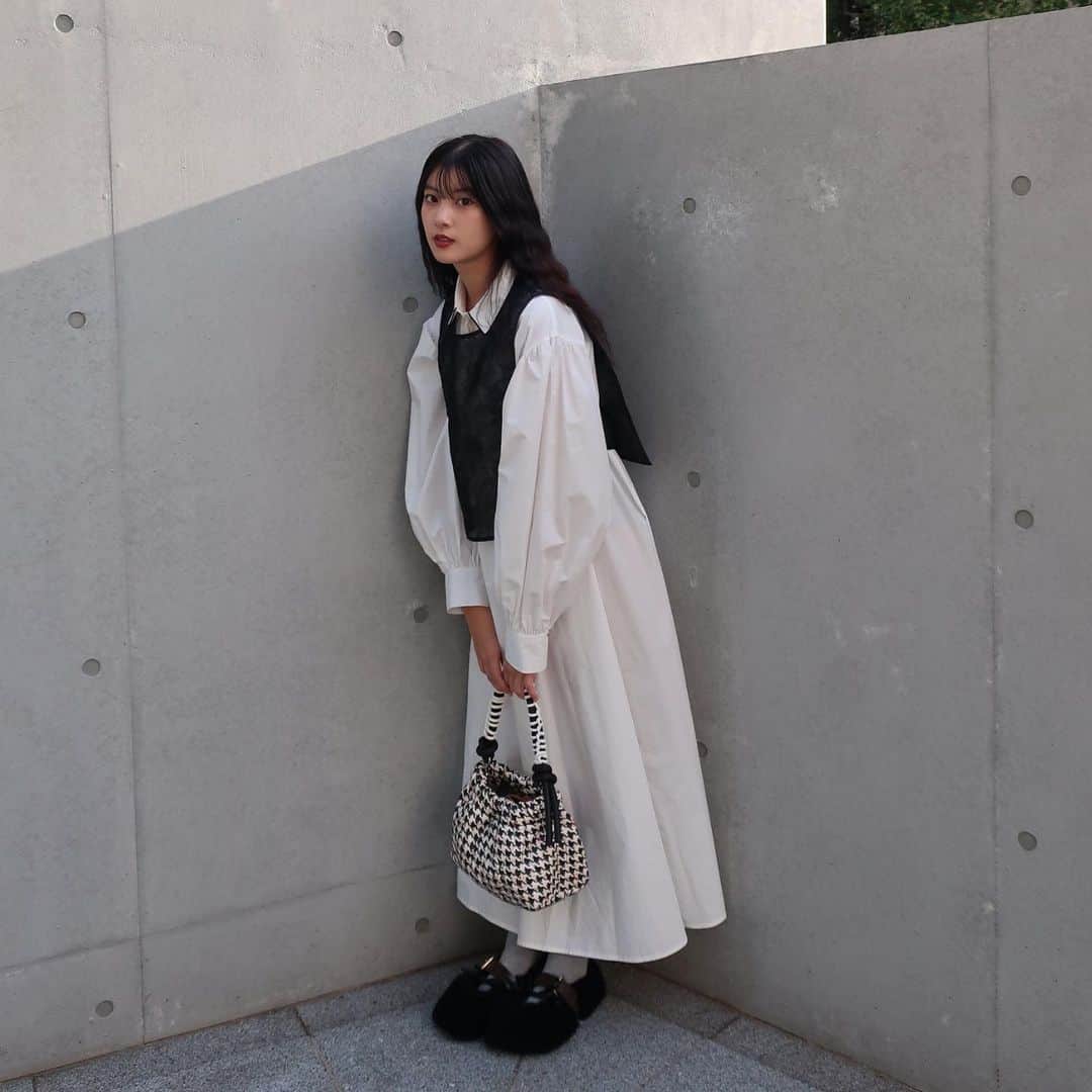 HITOMIのインスタグラム：「皆さんにFUHEINの魅力を全力で伝えたい 　 の写真 普段綺麗めに着こなすことよりカジュアルめにお洋服着ること多いんだけどお仕事の時、ちゃんとしたレストランに入る時なんかにもめちゃくちゃちょうどよき😶‍🌫️🍂🤎 　 すっかり秋。みんなはどこか行くのかな??🎀 @fuhein_official」