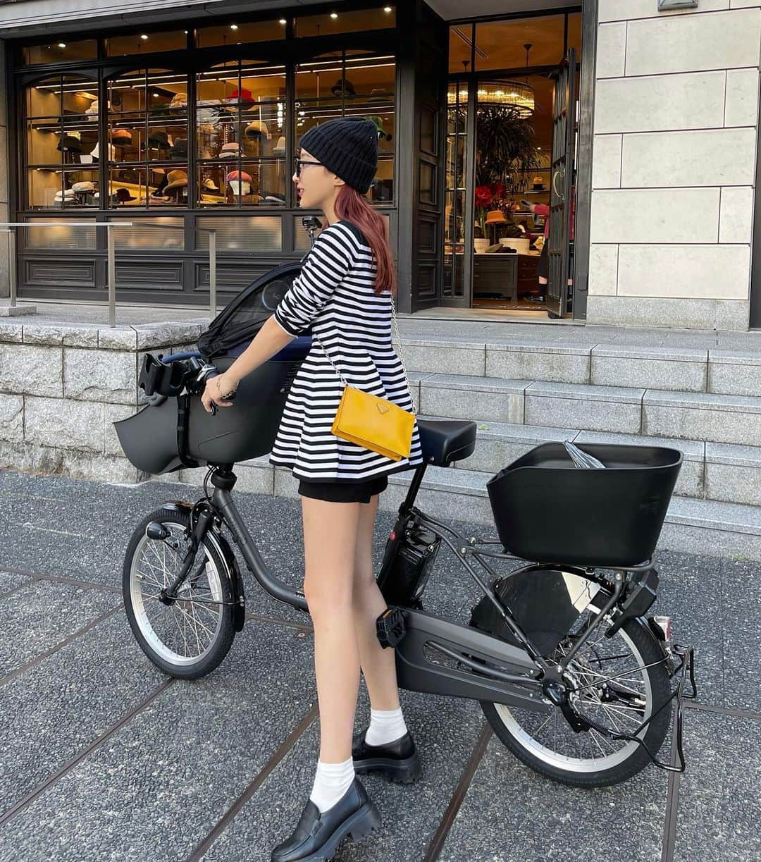 神田咲凛のインスタグラム：「ママチャリ始めました🚲♥️ 友達たちにめっちゃママじゃん！って言われた笑 久々の鈴木~！楽しかったな🫶  . . . . . . . . . . . . . . . . . . . . . #母娘コーデ #ママコーデ #ママファッション #ママライフ #ベビー服 #赤ちゃんコーデ #赤ちゃんのいる生活 #赤ちゃんのいる暮らし #赤ちゃんがいる生活 #令和4年ベビー #11ヶ月ベビー #女の子ママ#デニムコーデ　#育児日記 #育児記録 #親子コーデ #親子リンクコーデ #シミラールック#リンクコーデ #ママ友　#ベビー服#赤ちゃんコーデ#ママチャリ#自転車#電動自転車 #自転車のある生活」