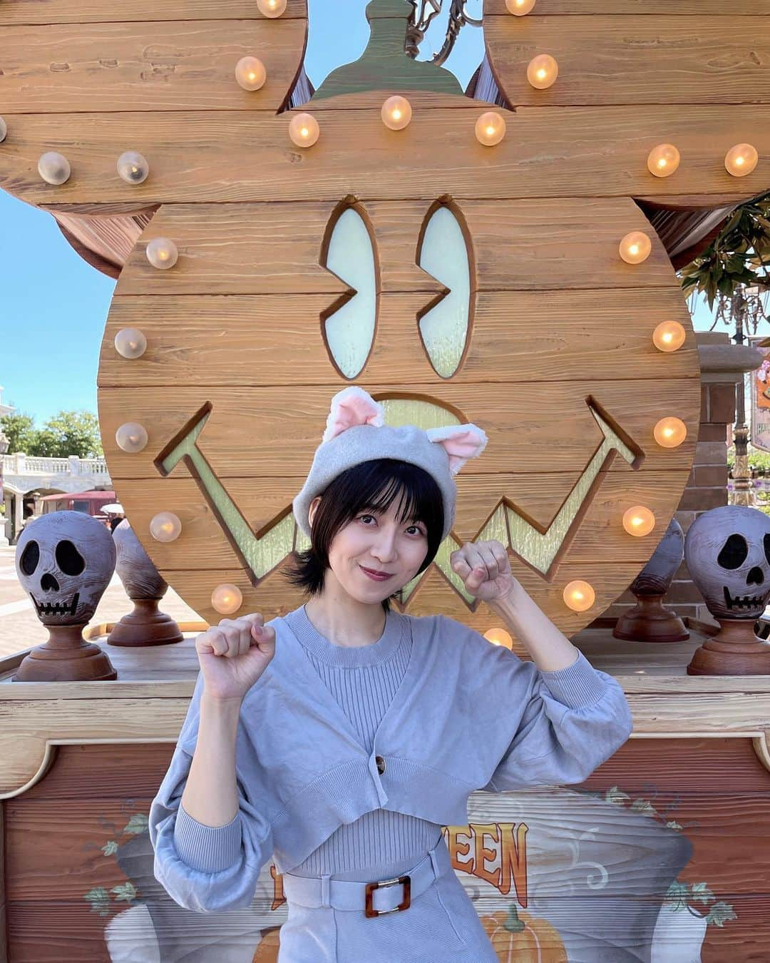 磯原杏華さんのインスタグラム写真 - (磯原杏華Instagram)「🐭🎃  気づけば、10月になってました  スウェットカーディガンが手放せません 薄着で外出したかった🤫  #tds #ディズニーシー #ジェラトーニ #ジェラトーニコーデ #ハロウィン #dハロ」10月8日 21時30分 - isoharakyoka_box