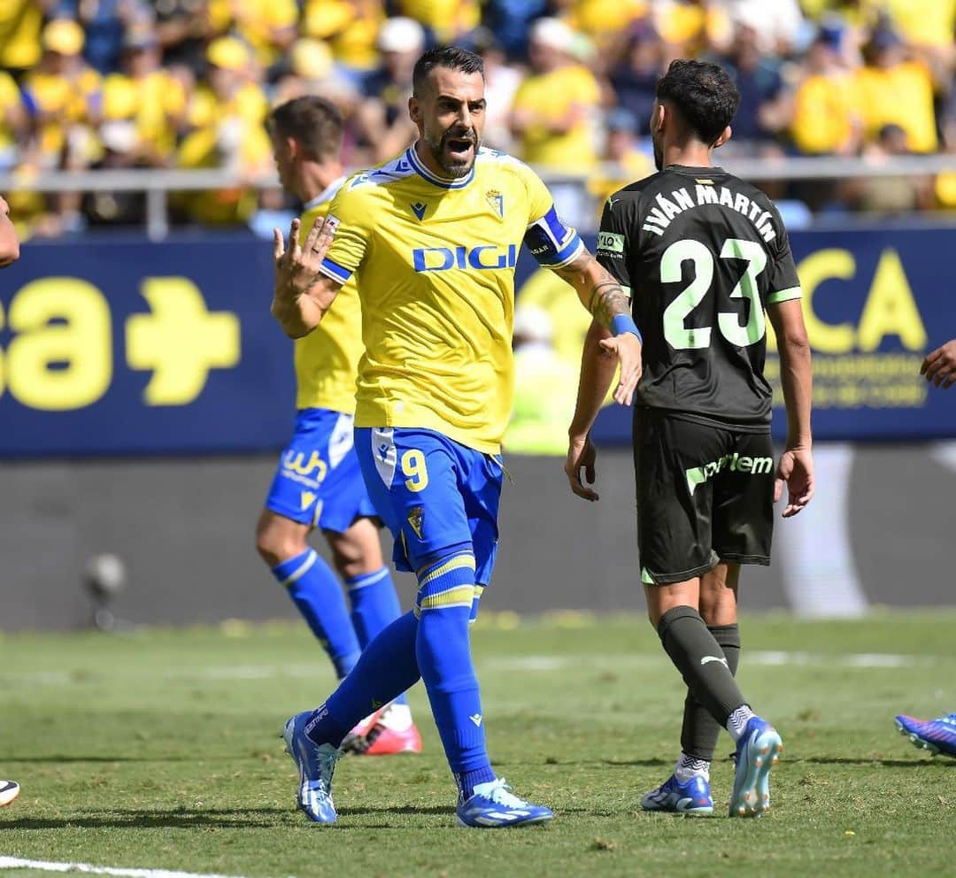 アルバロ・ネグレドのインスタグラム：「Seguimos @cadizclubdefutbol 👊🏻💛💙」