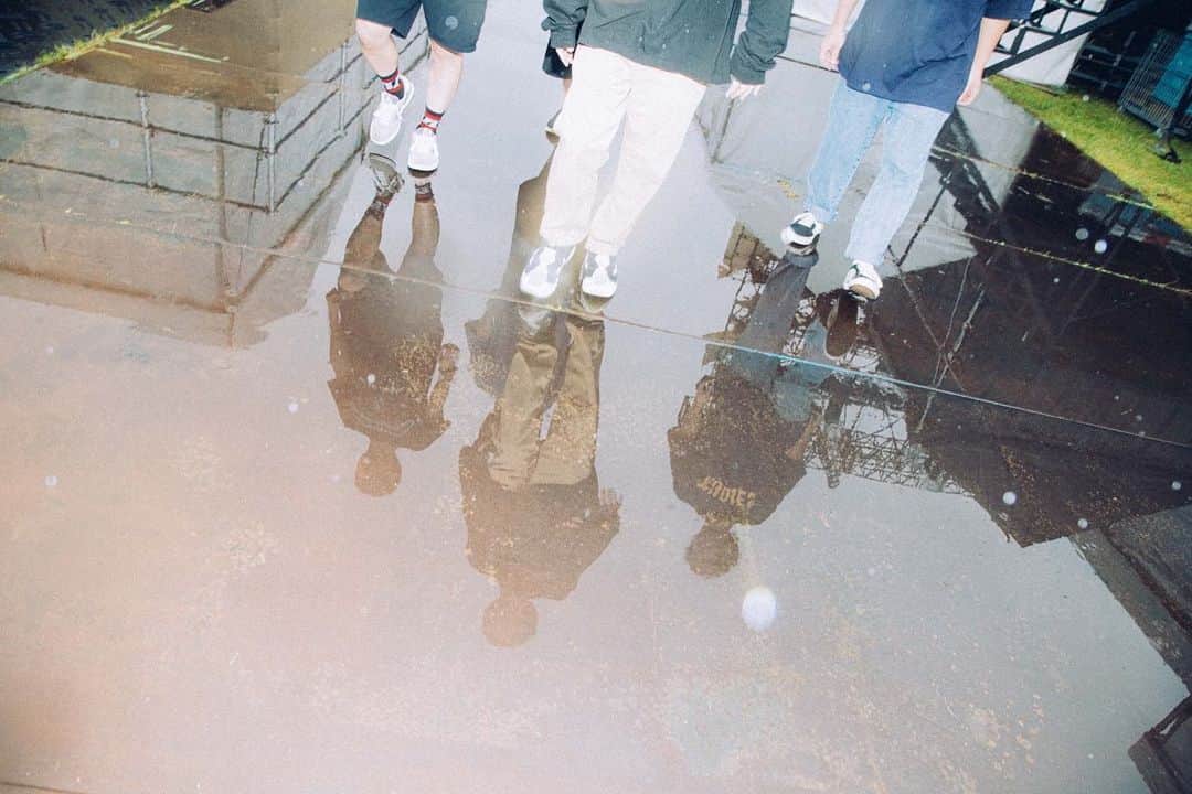 GENのインスタグラム：「イナズマロックフェス、生憎の雨でしたが会いに来ることができました。観てくれた皆さんありがとうございました。西川さんのライブは声量オバケすぎて、雨雲を突き破り雨を止ませてました。お見事。HOT LIMITからの間髪入れずにWHITE BREATHは、季節の移ろいがエグくて昇天寸前でした。しかも攻撃的なドラムンベースアレンジになっててブチ上がり。西川さんありがとうございました。 photo by @junpeihiyoshi」