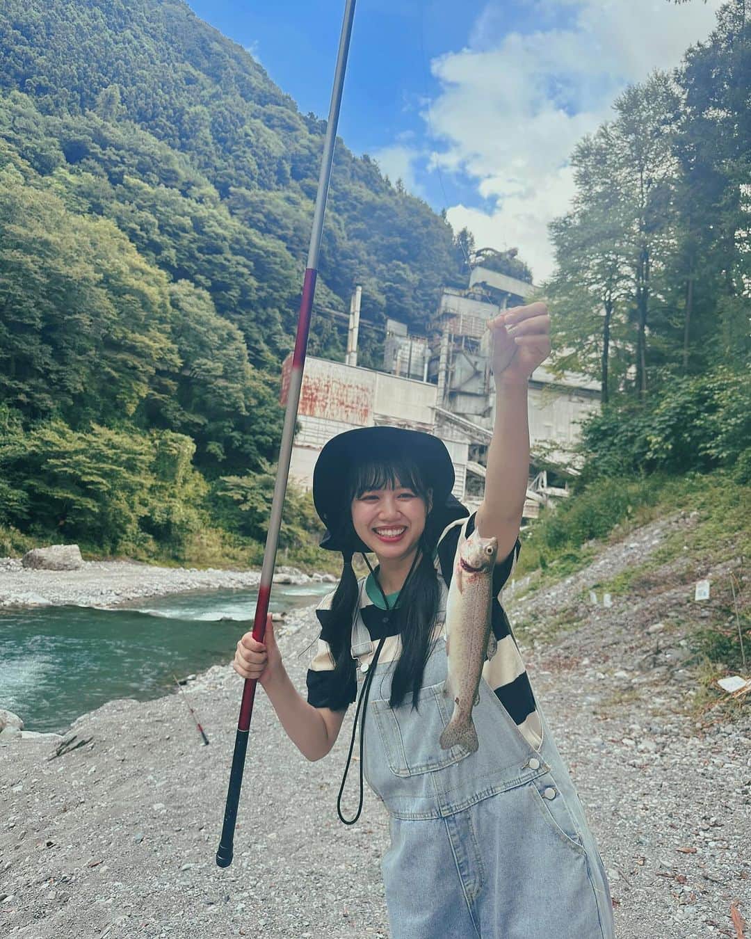 吉川ひよりのインスタグラム：「⁡ ⁡ ✿✿✿✿✿✿ ⁡ ⁡ とったど〜🎣⸜♥⸝ ⁡ ⁡ 実は1匹❕ 最後の最後に釣れました🐟💨 ⁡ ⁡ これは楽しい♡ また釣りしたいな!! かなみん誘ってくれてありがとう🎣 ⁡ #piyochanstagram #ニジマス釣り #釣り #釣り女子 #アウトドア ⁡」
