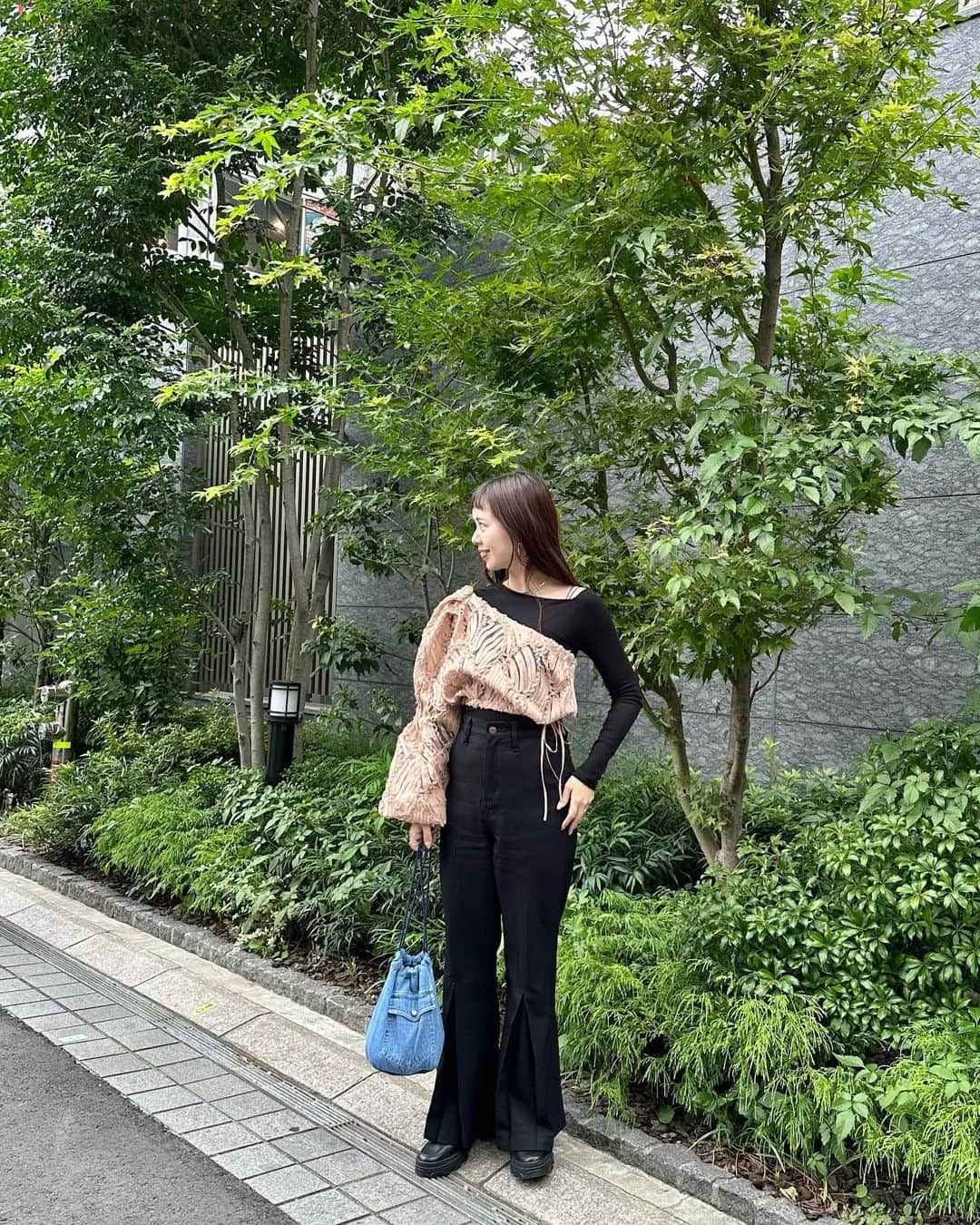 miho uesugiさんのインスタグラム写真 - (miho uesugiInstagram)「@pasterip のトップスでお出掛けした日🌿 ㅤㅤㅤㅤㅤㅤㅤㅤㅤㅤㅤㅤㅤ  One shoulder rib Teeのブラック、細見え効果が凄い…！！ 全色欲しい。 lace topは一目惚れで即決でした。 とても華やかで気分が上がります。  ㅤㅤㅤㅤㅤㅤㅤㅤㅤㅤㅤㅤㅤ 成田さん @appy3i9 の作るお洋服が好きすぎて毎回沢山買ってしまう。 10/14-22に中目黒でLimited Storeがオープンするみたいなので、スカートを買いに行くぞ🏃！！  ㅤㅤㅤㅤㅤㅤㅤㅤㅤㅤㅤㅤㅤ  #pasterip#コーディネート#今日のコーデ#ブラックコーデ#ピンク#スラックス#パンツスタイル#ワンショルダー#レース#ブーツ#秋#秋コーデ#30代ファッション#30代コーデ#大人カジュアル」10月8日 21時25分 - uepoooning