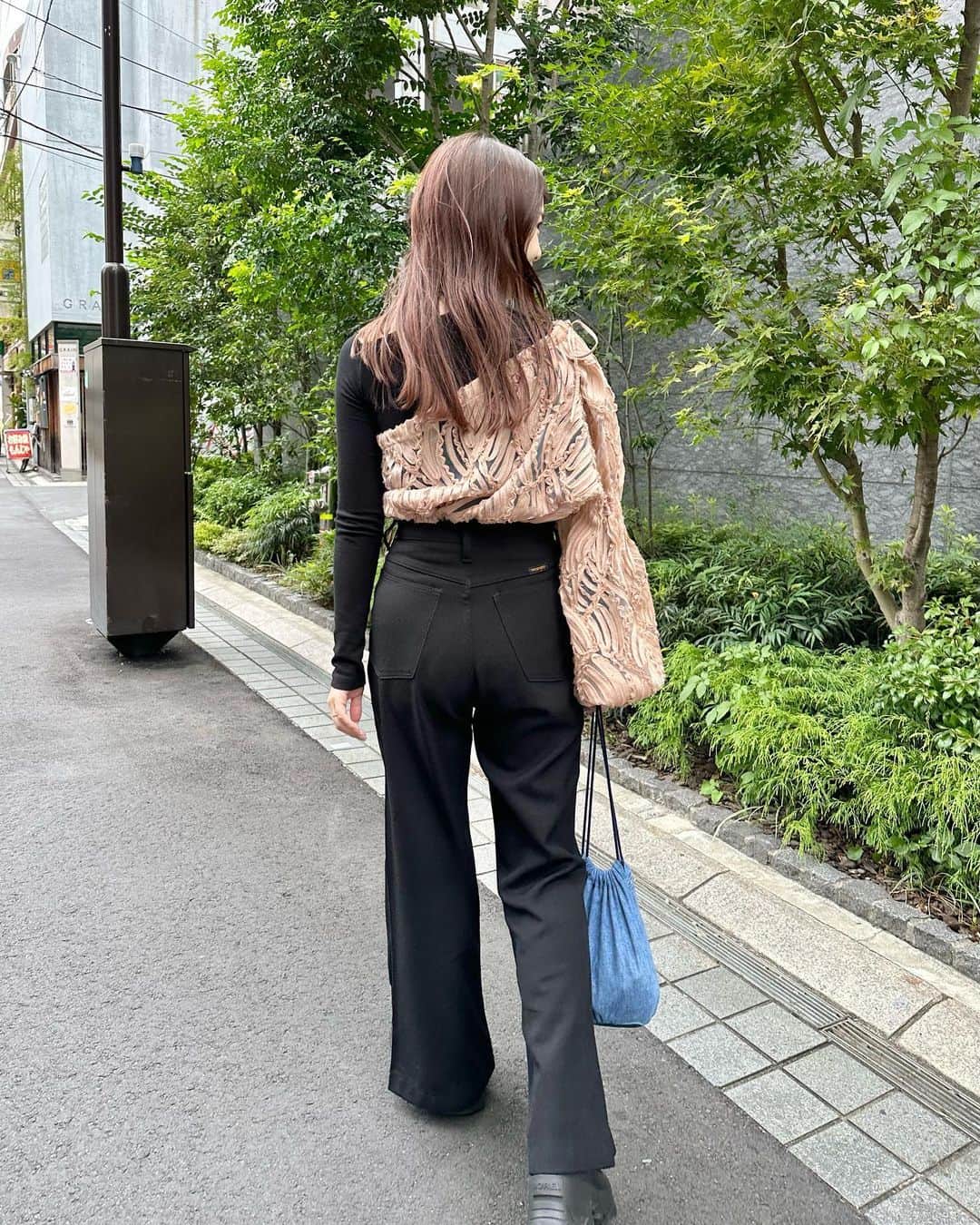 miho uesugiのインスタグラム：「@pasterip のトップスでお出掛けした日🌿 ㅤㅤㅤㅤㅤㅤㅤㅤㅤㅤㅤㅤㅤ  One shoulder rib Teeのブラック、細見え効果が凄い…！！ 全色欲しい。 lace topは一目惚れで即決でした。 とても華やかで気分が上がります。  ㅤㅤㅤㅤㅤㅤㅤㅤㅤㅤㅤㅤㅤ 成田さん @appy3i9 の作るお洋服が好きすぎて毎回沢山買ってしまう。 10/14-22に中目黒でLimited Storeがオープンするみたいなので、スカートを買いに行くぞ🏃！！  ㅤㅤㅤㅤㅤㅤㅤㅤㅤㅤㅤㅤㅤ  #pasterip#コーディネート#今日のコーデ#ブラックコーデ#ピンク#スラックス#パンツスタイル#ワンショルダー#レース#ブーツ#秋#秋コーデ#30代ファッション#30代コーデ#大人カジュアル」