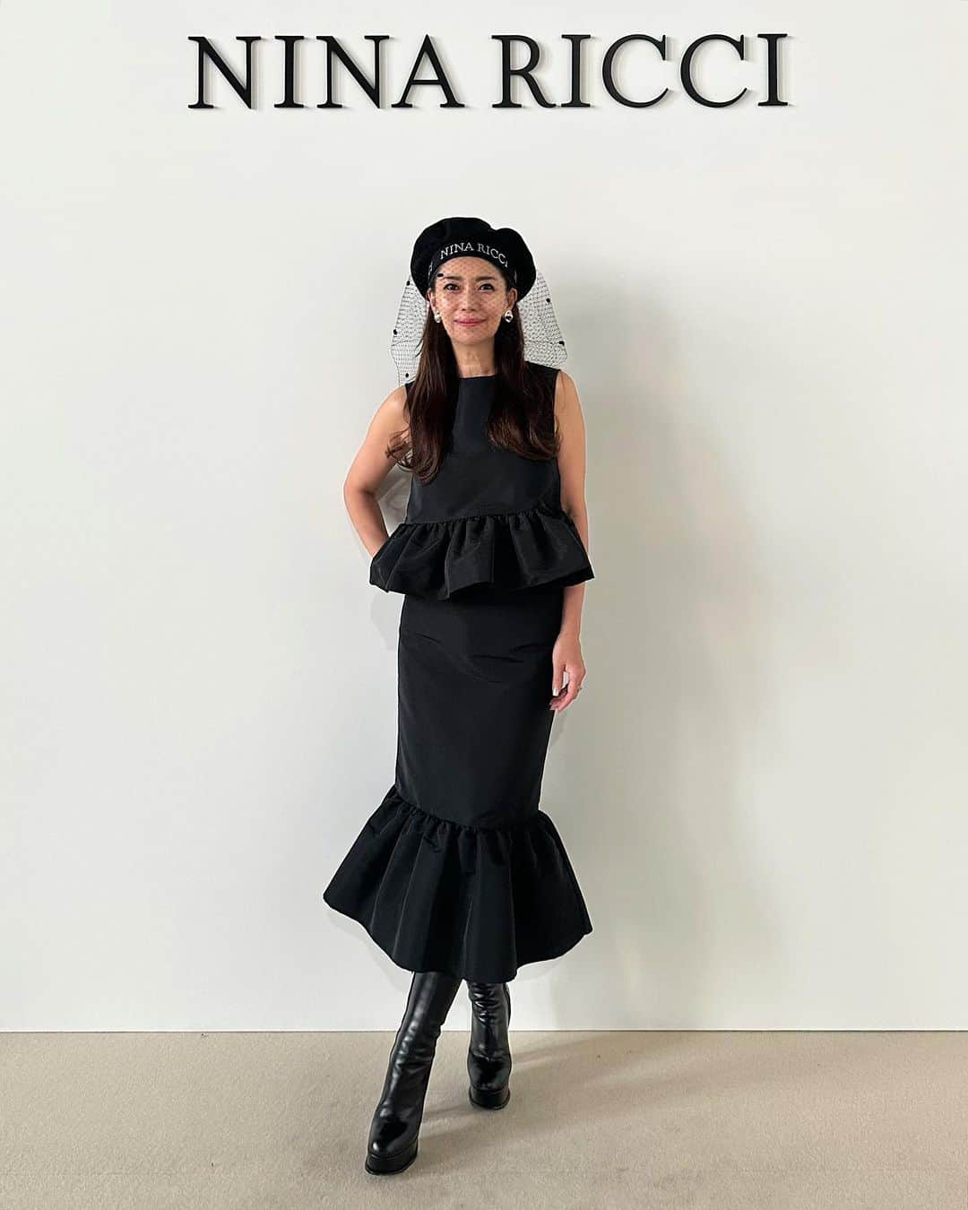 Taki Tanakaさんのインスタグラム写真 - (Taki TanakaInstagram)「#NINARICCI #runwayshow  今回が2回目となる新クリエィティブディレクター#ハリスリード による#ニナリッチ ランウェイショー。ドラマティックで夢がいっぱいのコレクション。  2. w/ @happy_takuma @mademoiselle_yulia ユリアと拓馬も来てくれて嬉しかったな。 #マドモアゼルユリア  #岩崎拓馬  3.10. w/ @akimoto_kozue  梢ちゃんも！安定の存在感。 ふたり真っ黒LOOKで。 #秋元梢  4.フィナーレ。 最後にはハリスもモデルと歩いて可愛かった。  5. w/ @harris_reed  ショーの後、バックステージで🖤  8. w/ @studio_ayako  NYから駆けつけてくれたAyakoさん! この日の昼パリに着いたばかりでした。帰り道に寄ったカフェにて。  #PFW #parisfashionweek  #paris @ninaricci  @iza_official  #izastagram」10月8日 21時27分 - tanakataki