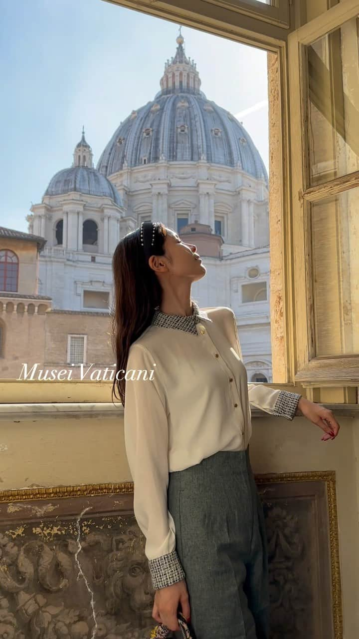 Yuika Matsuのインスタグラム：「📍イタリア旅行 in Roma🇮🇹 　 　 世界中の人々が訪れるヴァチカン美術館♡ 　 窓から見えるサンピエトロ大聖堂も素敵すぎる。 　 　 ゆっくり見て周ると 広すぎて1日だけじゃ見終わらない　 　 美術館の中のレストランでランチも食べて 5時間ほど居たけど まだまだ時間がたりない……！ 　 また何年後かにリベンジだね。  　  　 #旅行#海外旅行#新婚旅行 #ヴァチカン美術館#MuseiVaticani  #rome#fontanaditrevi  #trevifountain」