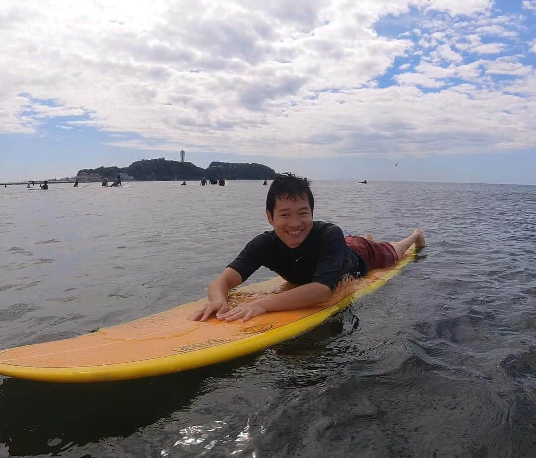 大村 奈央さんのインスタグラム写真 - (大村 奈央Instagram)「パラリンピック卓球選手のブッチーが初サーフィン🏄‍♂️🏓 パラの選手にサーフィンを教えるのは初めてで「サーフィンやってみたい！」と言ってくれてありがとう〜☺️1本目から余裕で立ててびっくり！ 次は @toyodamamiko の番だ🏸ね？笑  #サーフィン #パラリンピック選手」10月8日 21時32分 - naoomura