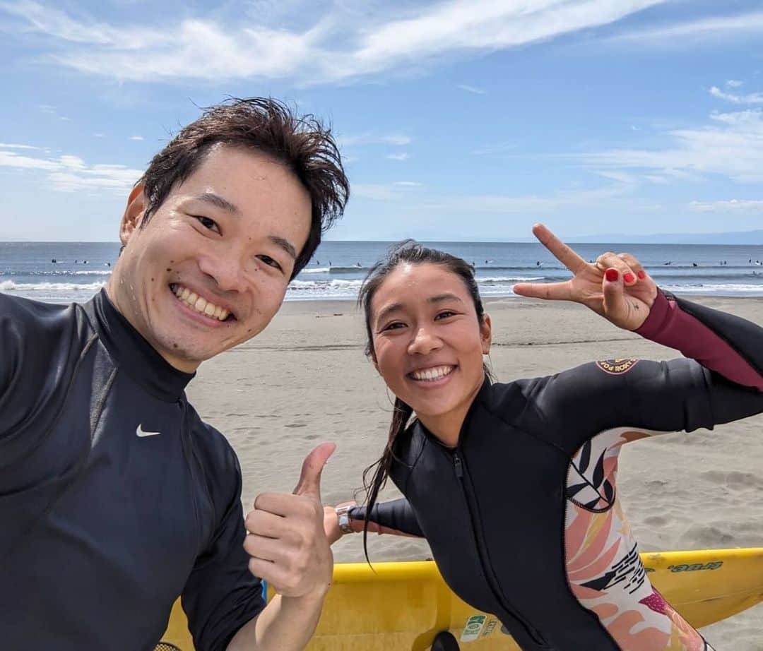 大村 奈央さんのインスタグラム写真 - (大村 奈央Instagram)「パラリンピック卓球選手のブッチーが初サーフィン🏄‍♂️🏓 パラの選手にサーフィンを教えるのは初めてで「サーフィンやってみたい！」と言ってくれてありがとう〜☺️1本目から余裕で立ててびっくり！ 次は @toyodamamiko の番だ🏸ね？笑  #サーフィン #パラリンピック選手」10月8日 21時32分 - naoomura