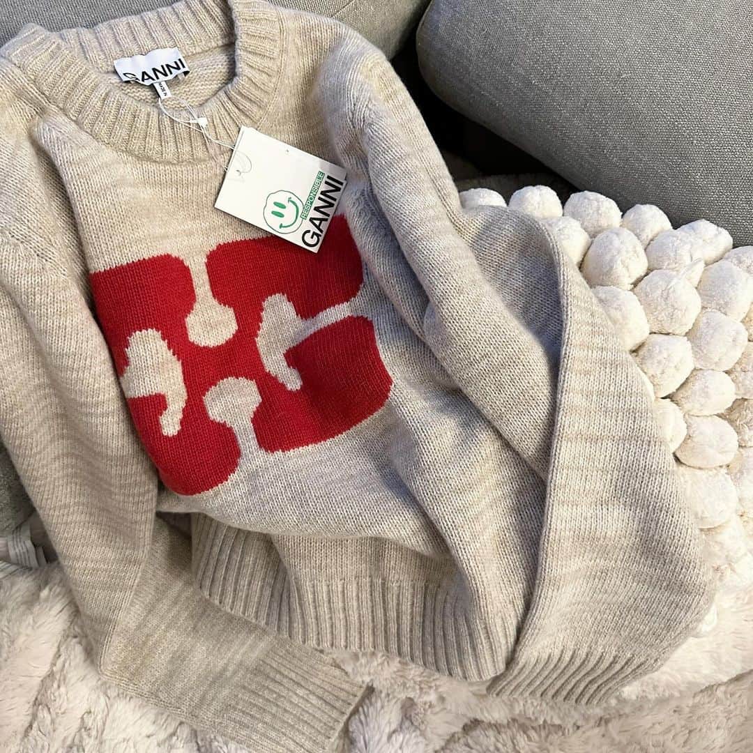 kieのインスタグラム：「もうすぐニットの季節🪡 はやく着たいな☃️🤍」