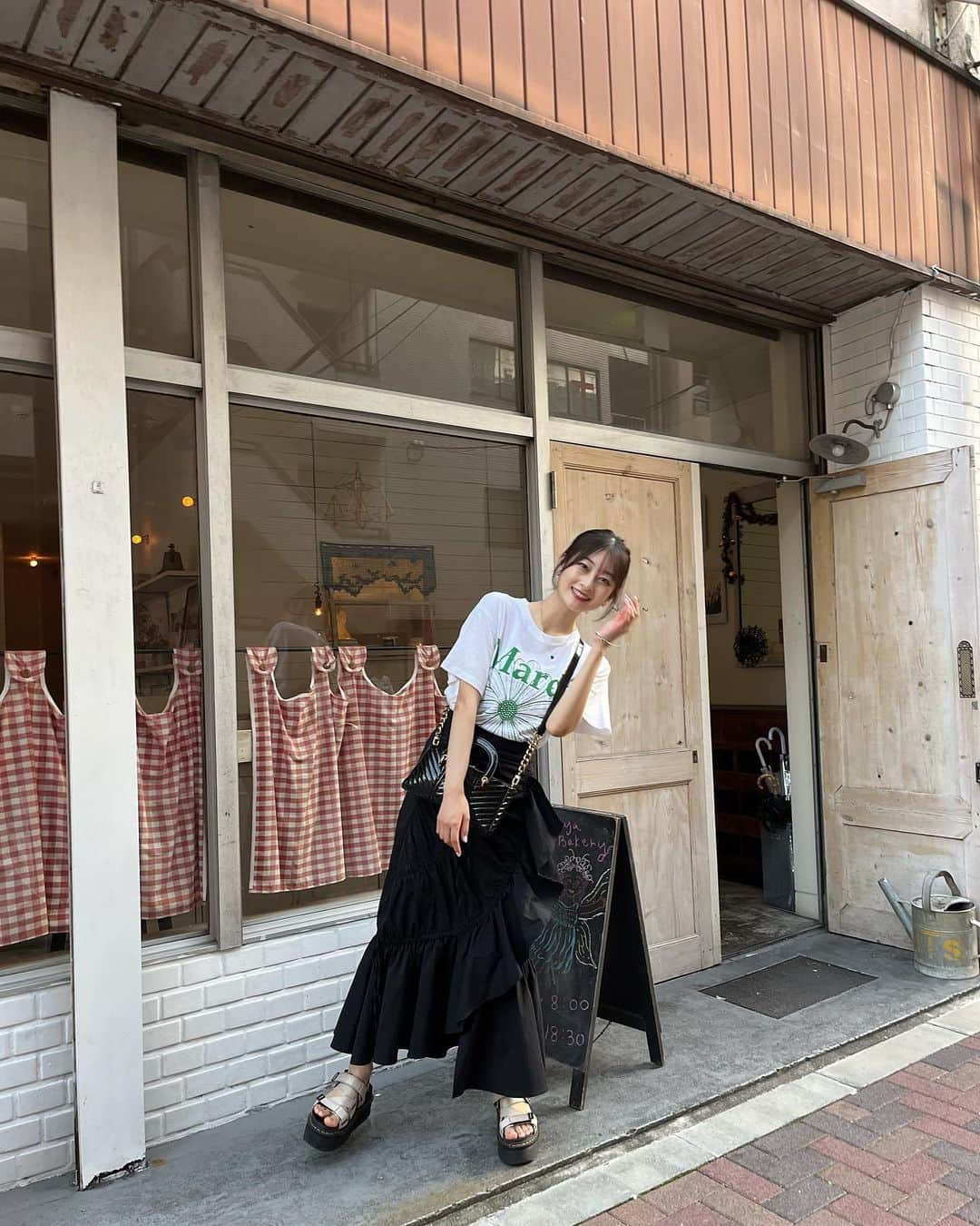 高井千帆のインスタグラム：「⁡ かわいいパン屋さんでお友達とひたすらお喋り🥖🇫🇷 ⁡ 迷いに迷ってひとつに絞れず チーズケーキもシェアして食べた🍴︎」