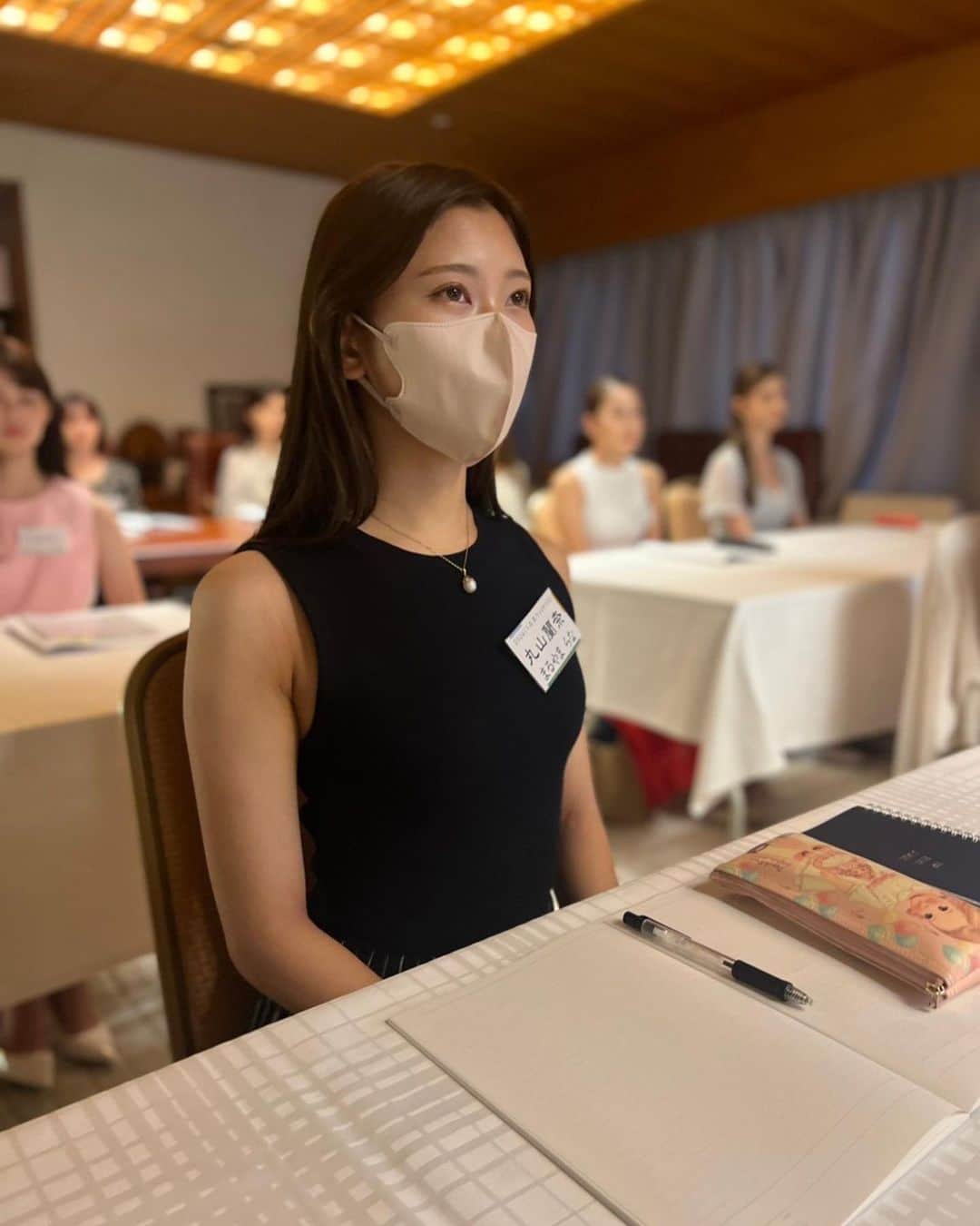 丸山蘭奈のインスタグラム：「ミス日本第一期勉強会1日目① 「夢を叶える道のりを照らす社会工学」 ミス日本協会　専務理事　和田健太郎先生  この講義では、ミス日本の理念・歴史や、ミス日本の3つの美(内面の美・外見の美・行動の美)について学ばせていただきました。  3つの美の目的は日本らしい美しさ(魅力)で社会をより良くすることであり、魅力は人を動かす力があります。 「魅力には限界がない」という言葉がすごく素敵だなと感じました✨ 私も誰かの行動を変えてしまうような、内面から魅力溢れるような女性になりたいと思いました。  また、「夢」についてのお話がとても印象的でした。 夢には Aspiration(目的)とDream(目標)の2種類があります。 Aspirationは生涯をかけて果たしたい長期の目的であり、Dreamは忍耐努力すれば叶う未来の目標、目的を達成するための要素です。 ただ、目標は達成できなくても、目的が否定されるわけではありません。  将来のことを考える機会が多い今、「夢は何度も修正していい(夢を変えて、やり方も変えていい」という言葉が心に強く残っています。 自分のやりたいことなど、原点に戻って考えていきたいです。  和田健太郎先生、ありがとうございました！☺️」