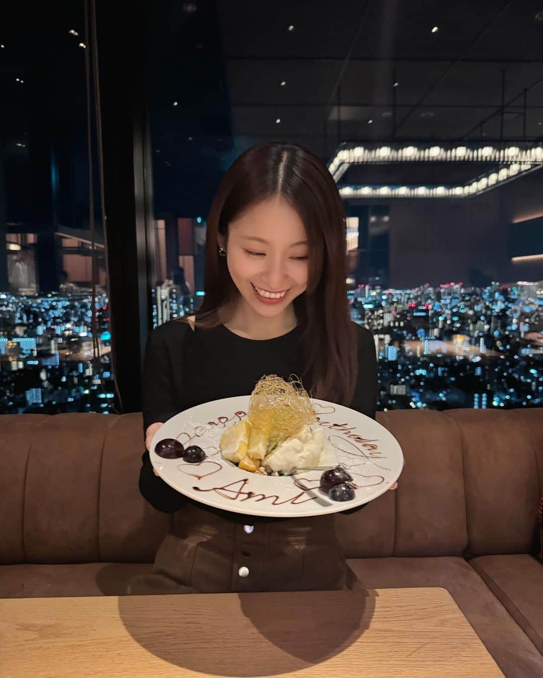 AMIのインスタグラム：「誕生日たくさんの方に お祝いしてもらって、 たくさんハッピーもらって、 楽しい時間を過ごしすぎて しまいました🥲🩷❤️ あっぱれ30代ーー！！  ということで、ここから 気を引き締めて1週間 TENDERLAMPワンマンライブ そして 西恵利香ちゃん復活ワンマン の10/15に備えまくって 猪突猛進していきます🙌🙌  ワンマンライブ、 私の一つの覚悟のワンマンに なっております！ なのでぜひきてほしい！ 駆けつけてくれる方 おまちしてます！！！」